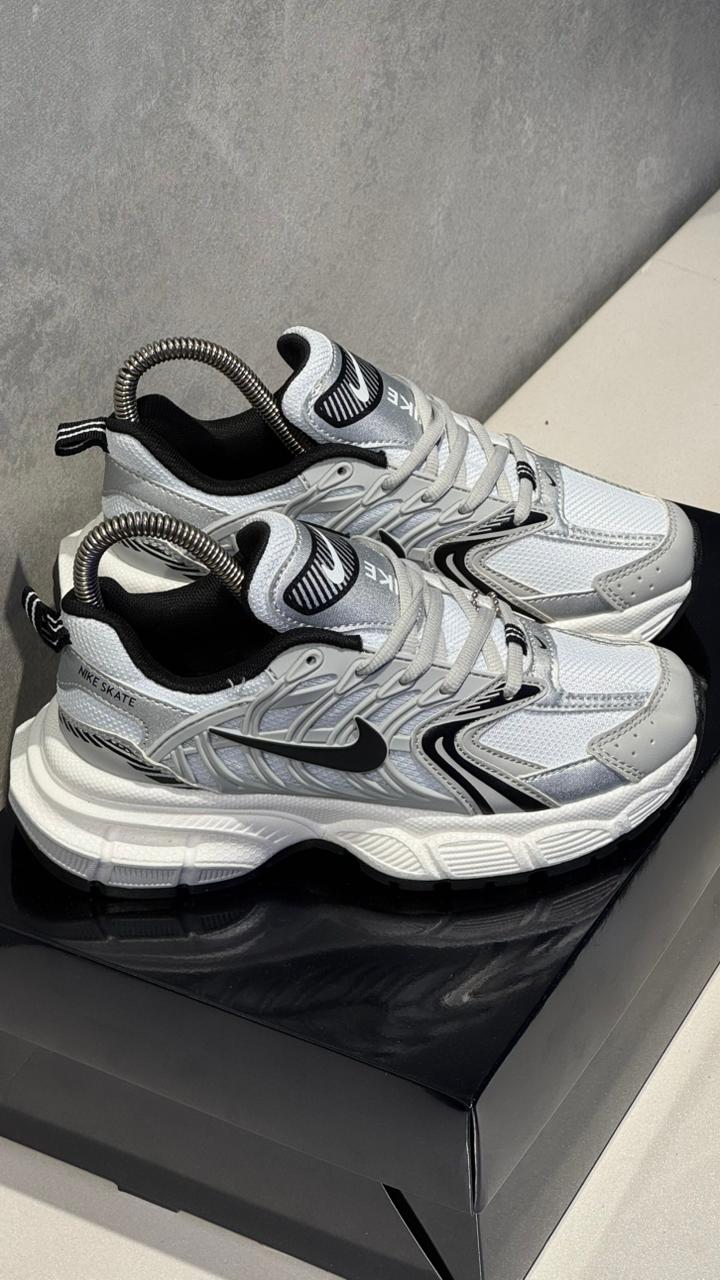 NIKE SKATE GRIS BLANCO CHULO NEGRO