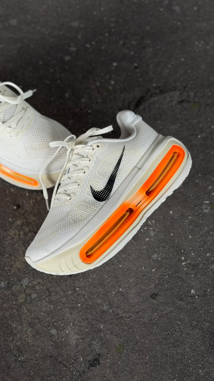 NIKE VOMERO PREMIUM BLANCO NARANJA