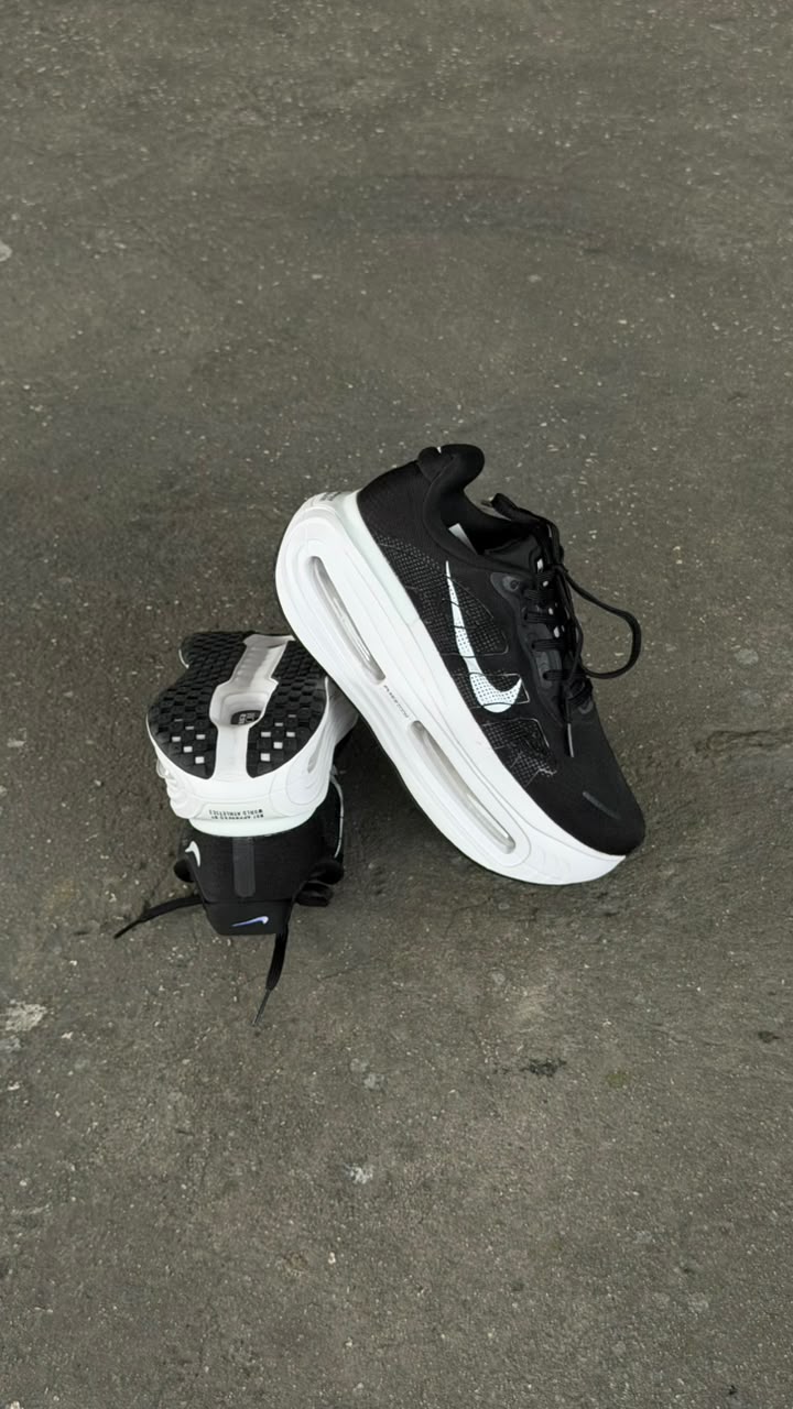 NIKE VOMERO PREMIUM NEGRO BLANCO