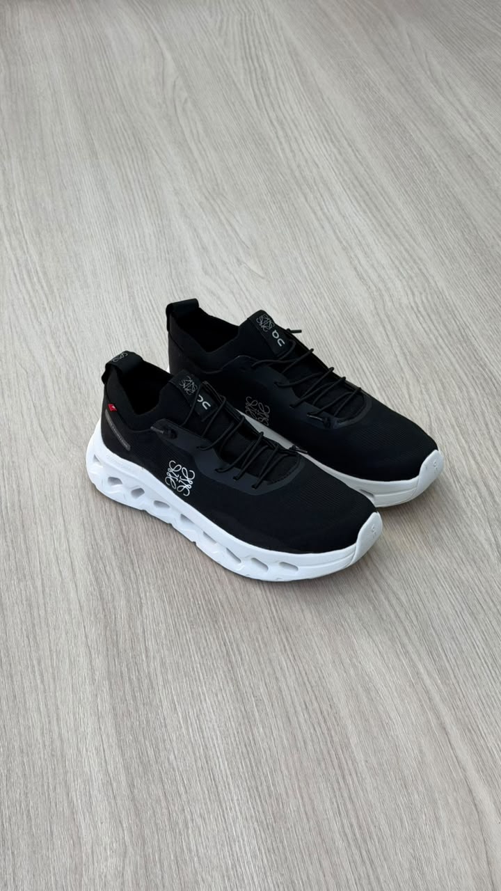 ON RUNNING LOEWE X CLOUDTILT NEGRO BLANCO