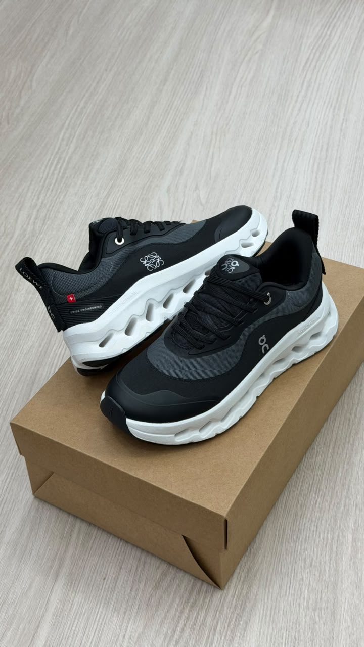 ON RUNNING LOEWE X CLOUDTILT NEGRO BLANCO