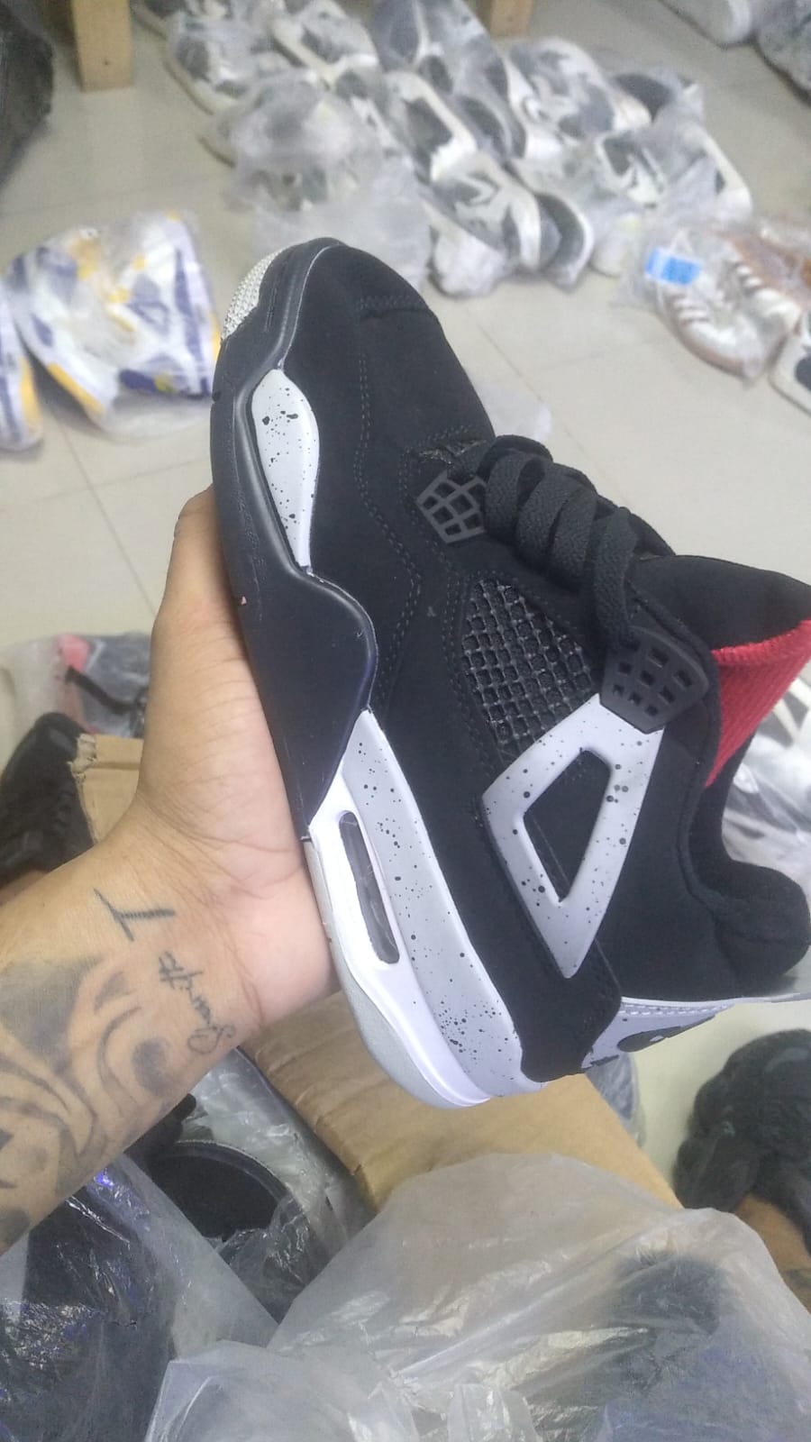 RETRO 4 NEGRO ROJO BLANCO PROMO MASTER