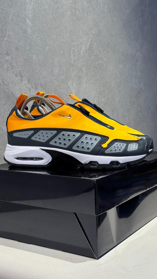 NIKE SUNDER NARANJA NEGRO