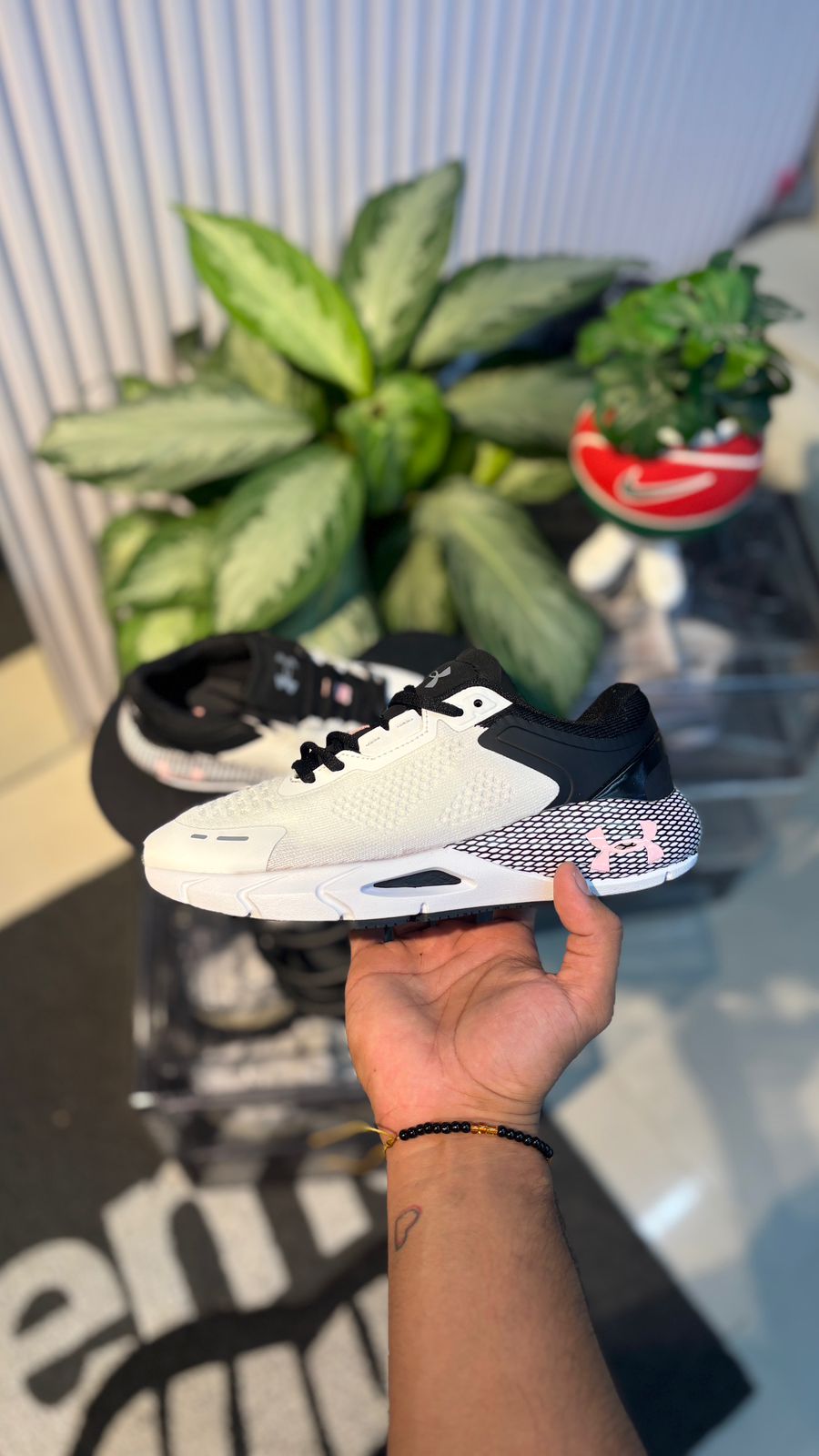 UNDER ARMOUR TENIS BLANCO GRIS ROSA