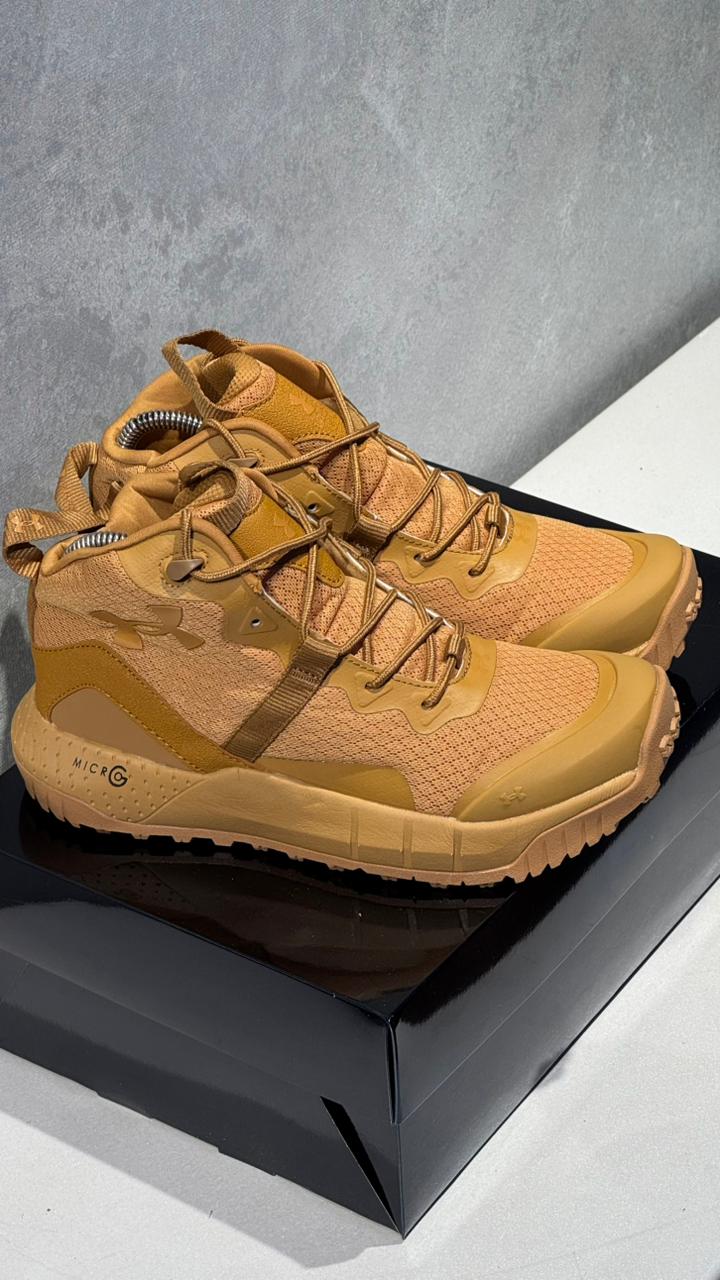 UNDER ARMOUR BOTA CARAMELO