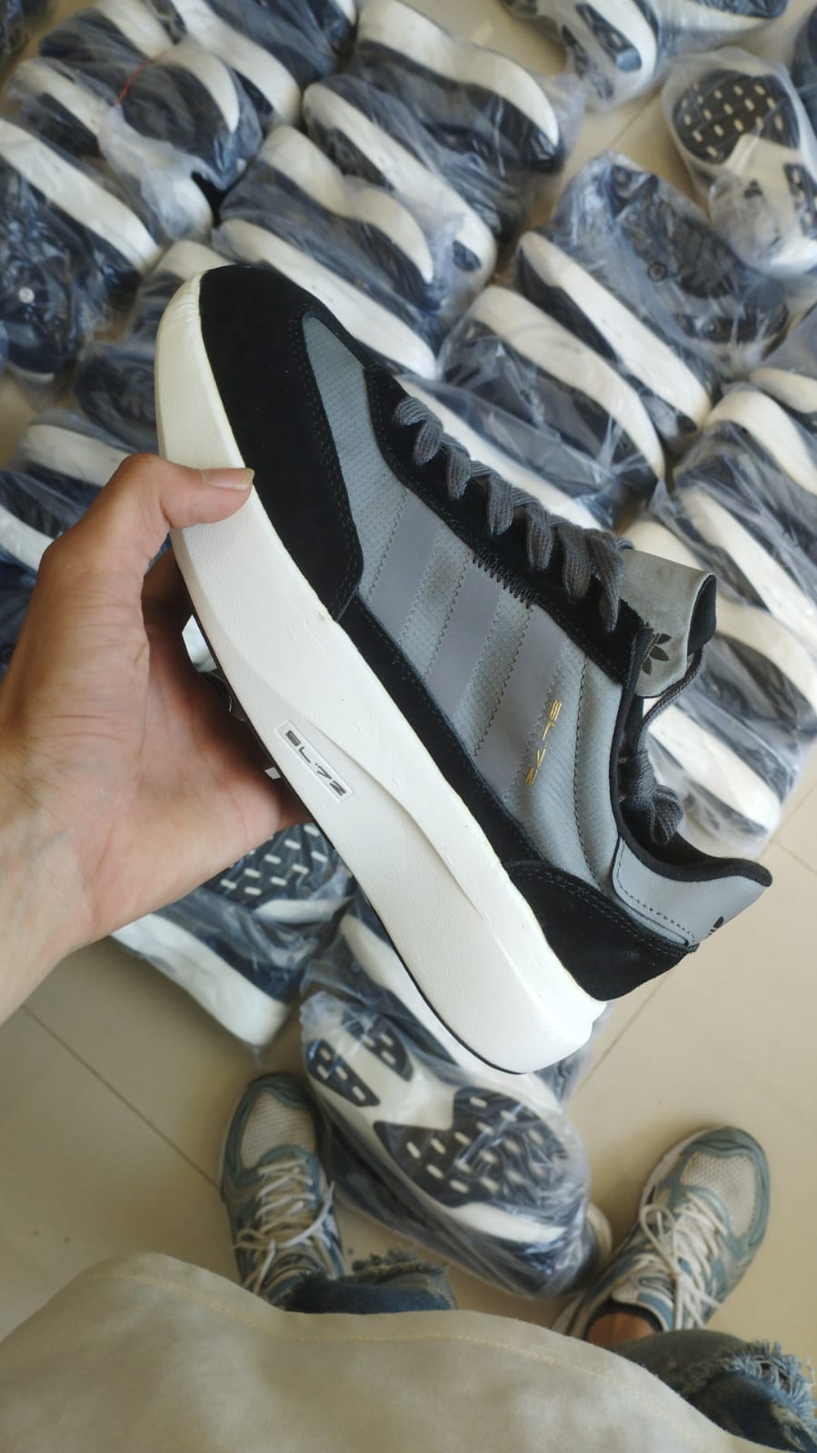 ADIDAS SL72 NEGRO GRIS BLANCO