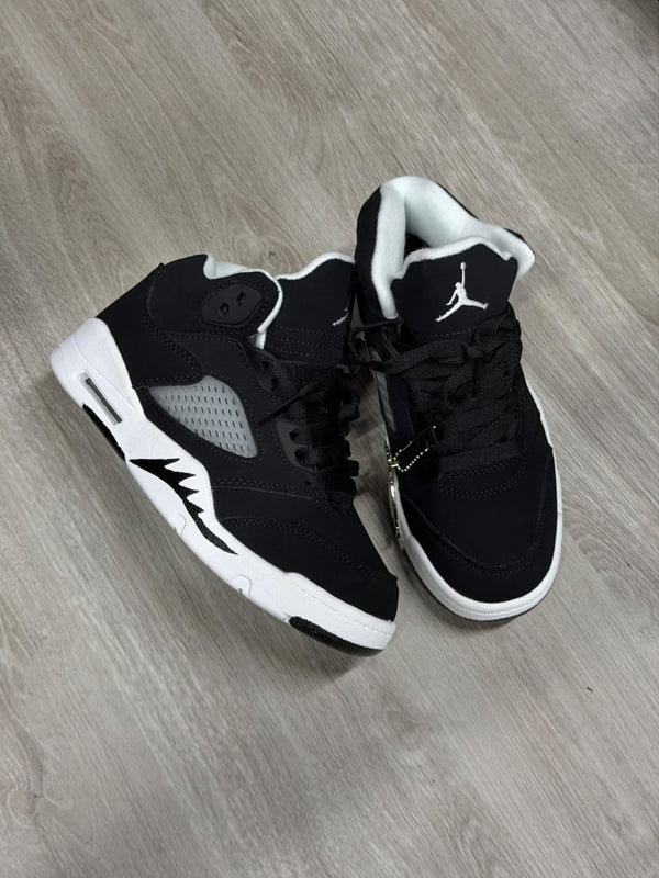 RETRO 5 CAROLINA NIÑOS NEGRA BLANCA