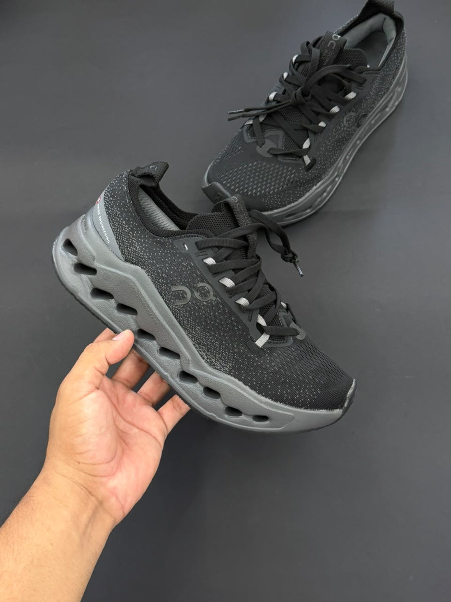 on cloudtec running negro