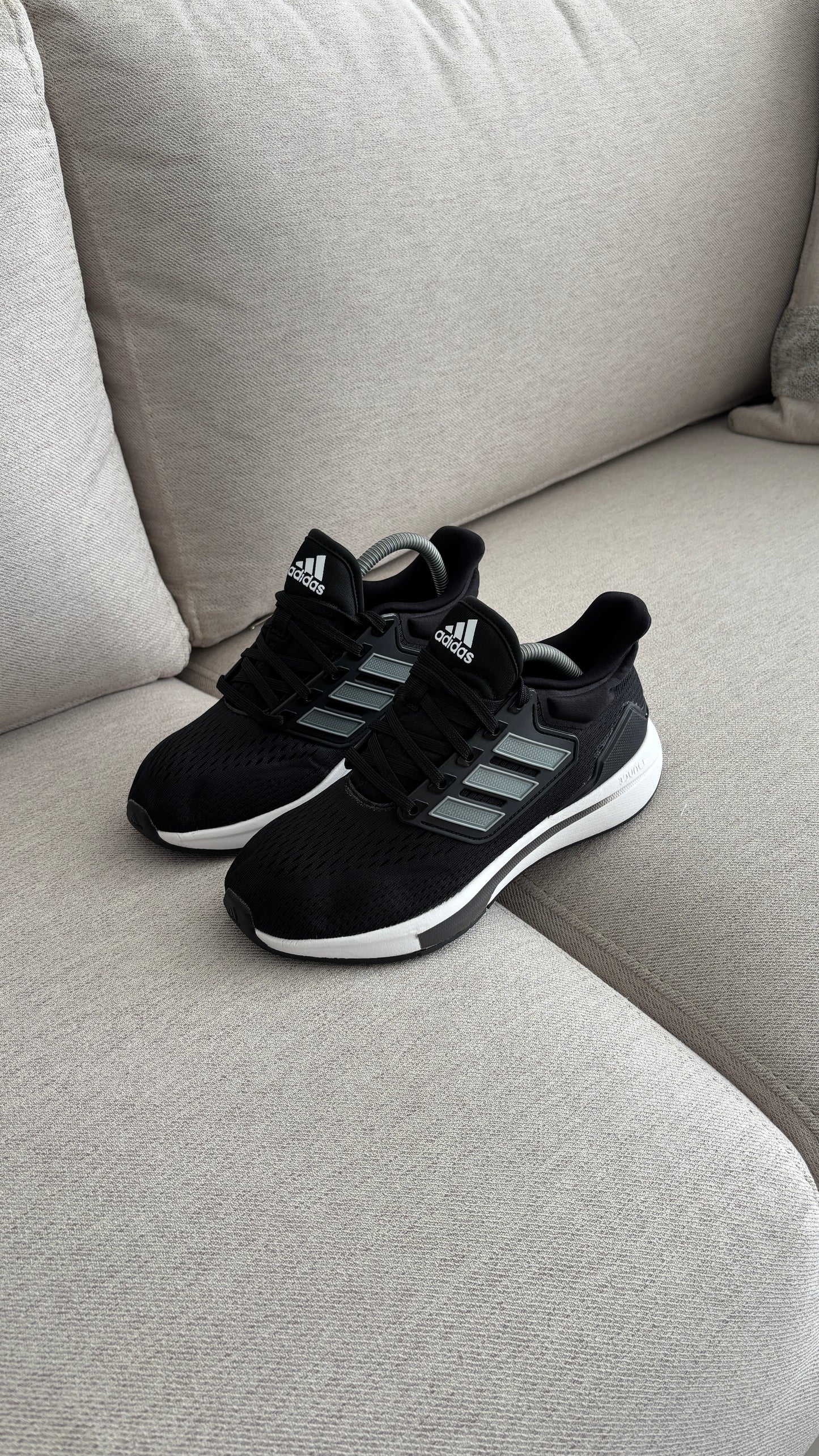 ADIDAS EQ21 NEGRO GRIS