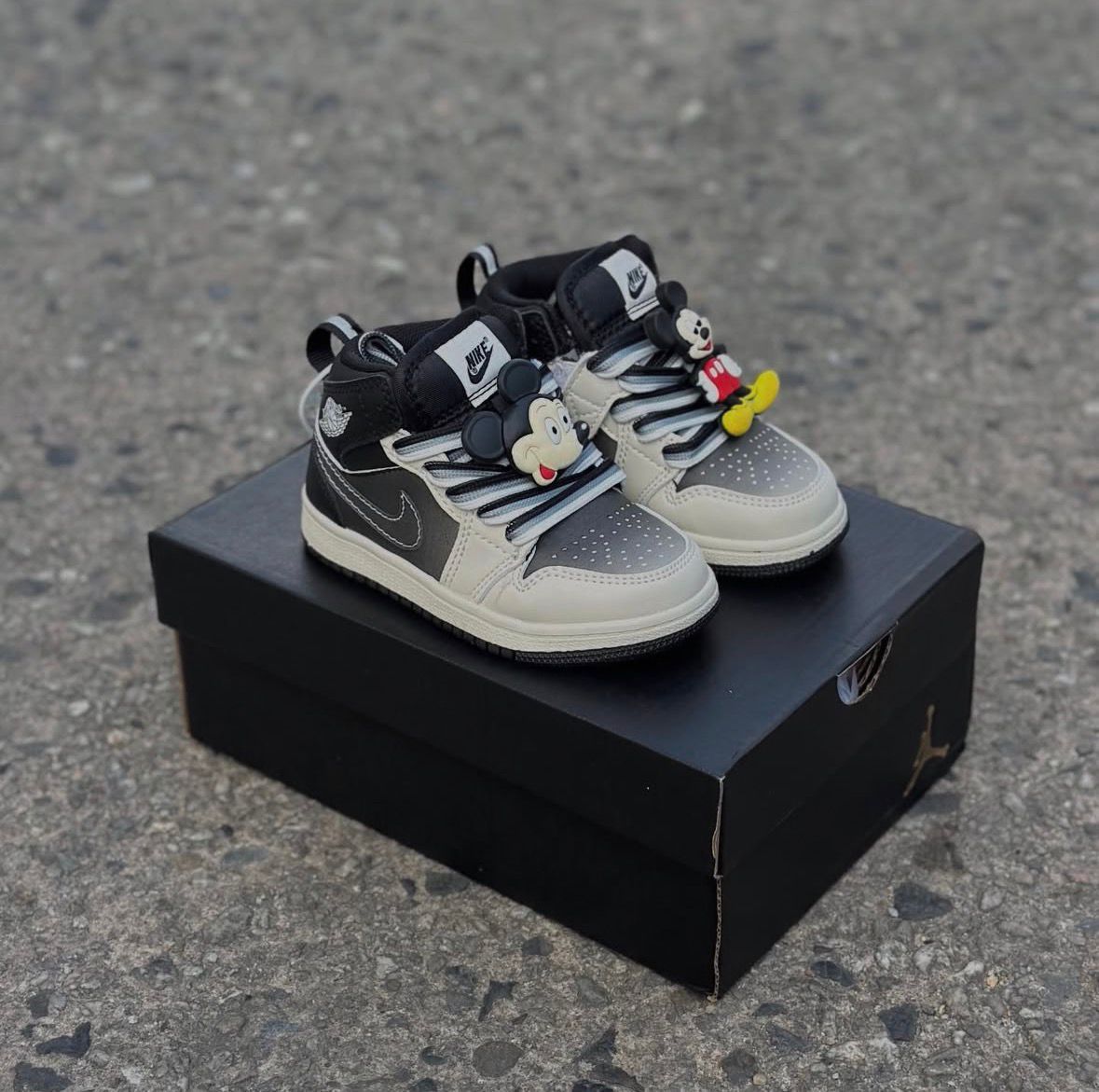 JORDAN RETRO 1 NEGRA BLANCA NIÑO