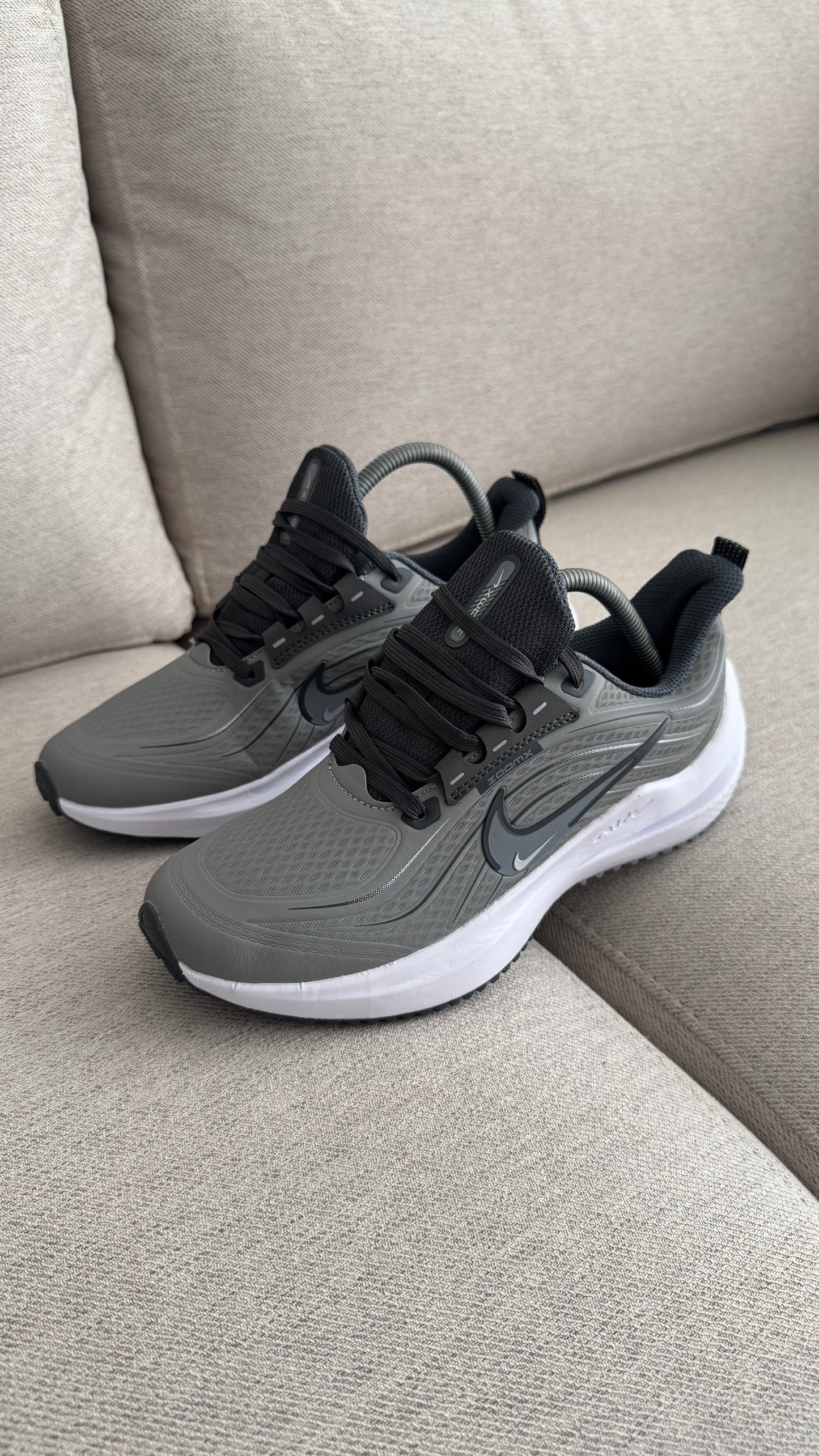 NIKE DOBLE CHULO GRIS