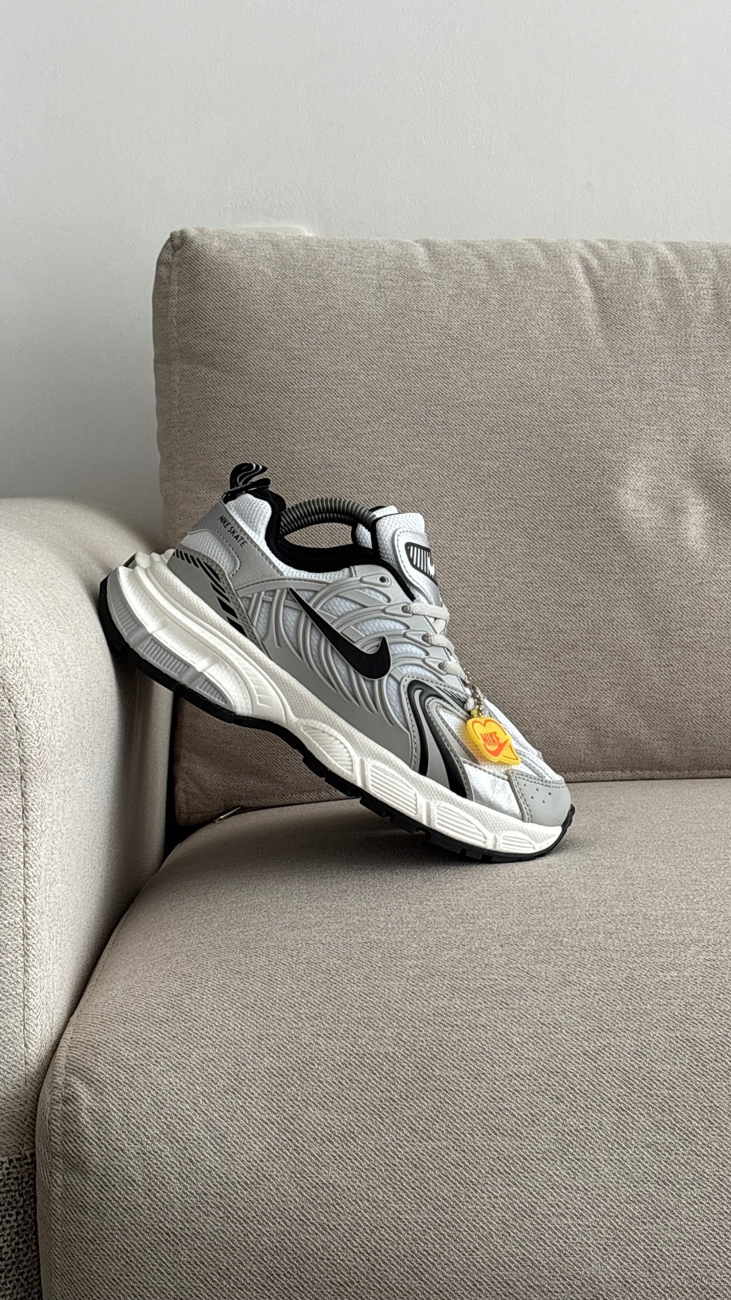 NIKE SKATE GRIS BLANCO CHULO NEGRO