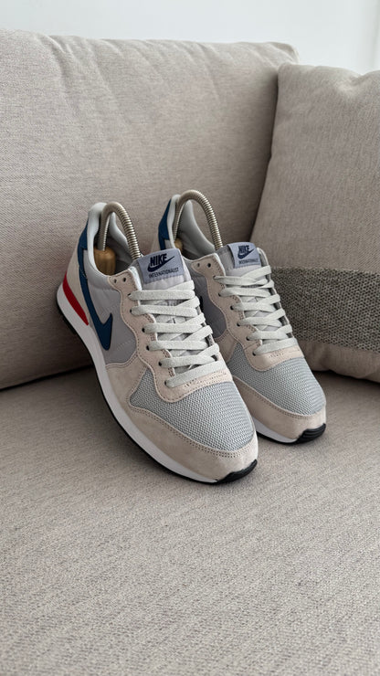 NIKE INTERNACIONAL BEIGE AZUL