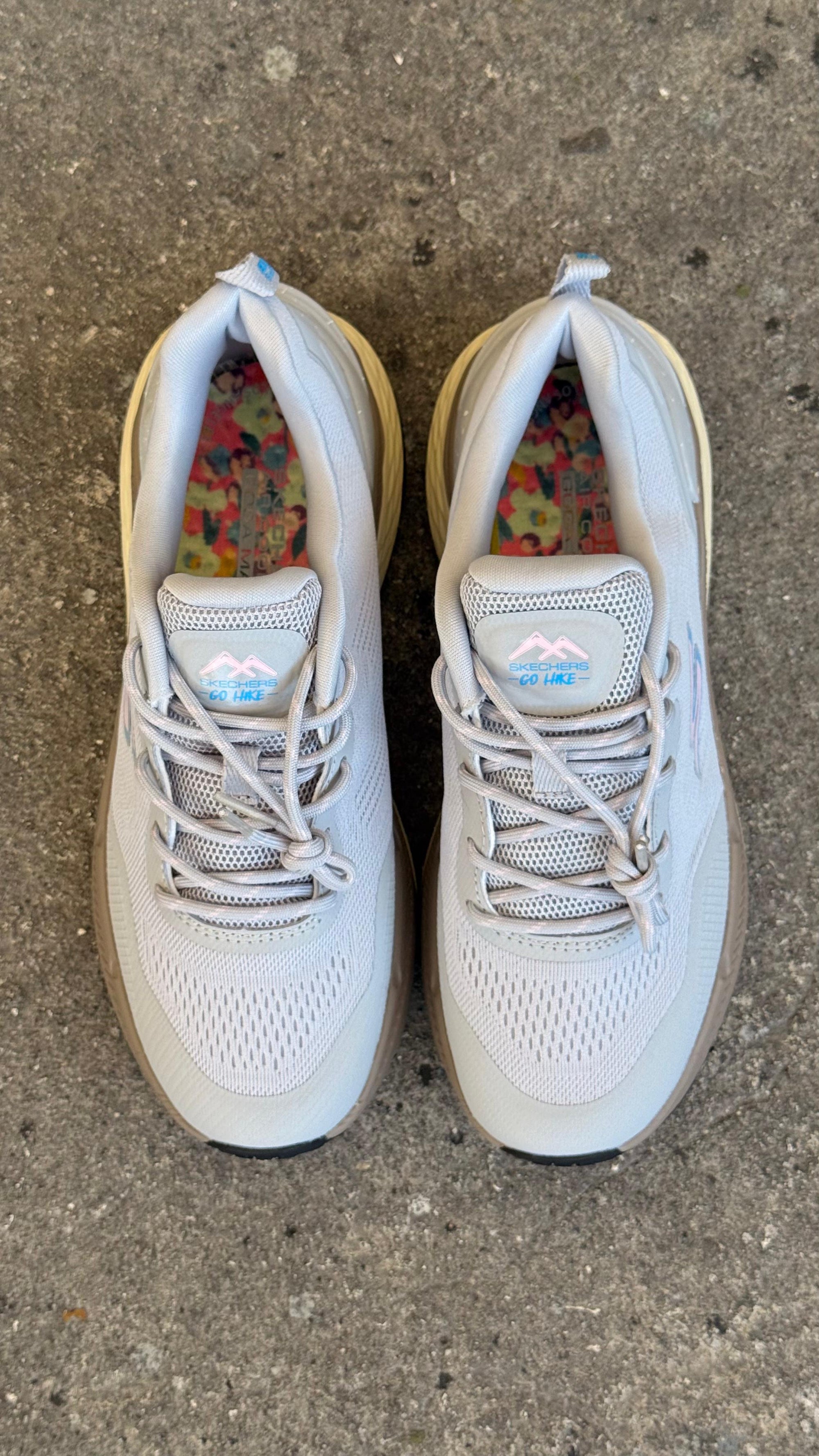 SKETCHERS GYEAR GRIS CAFE