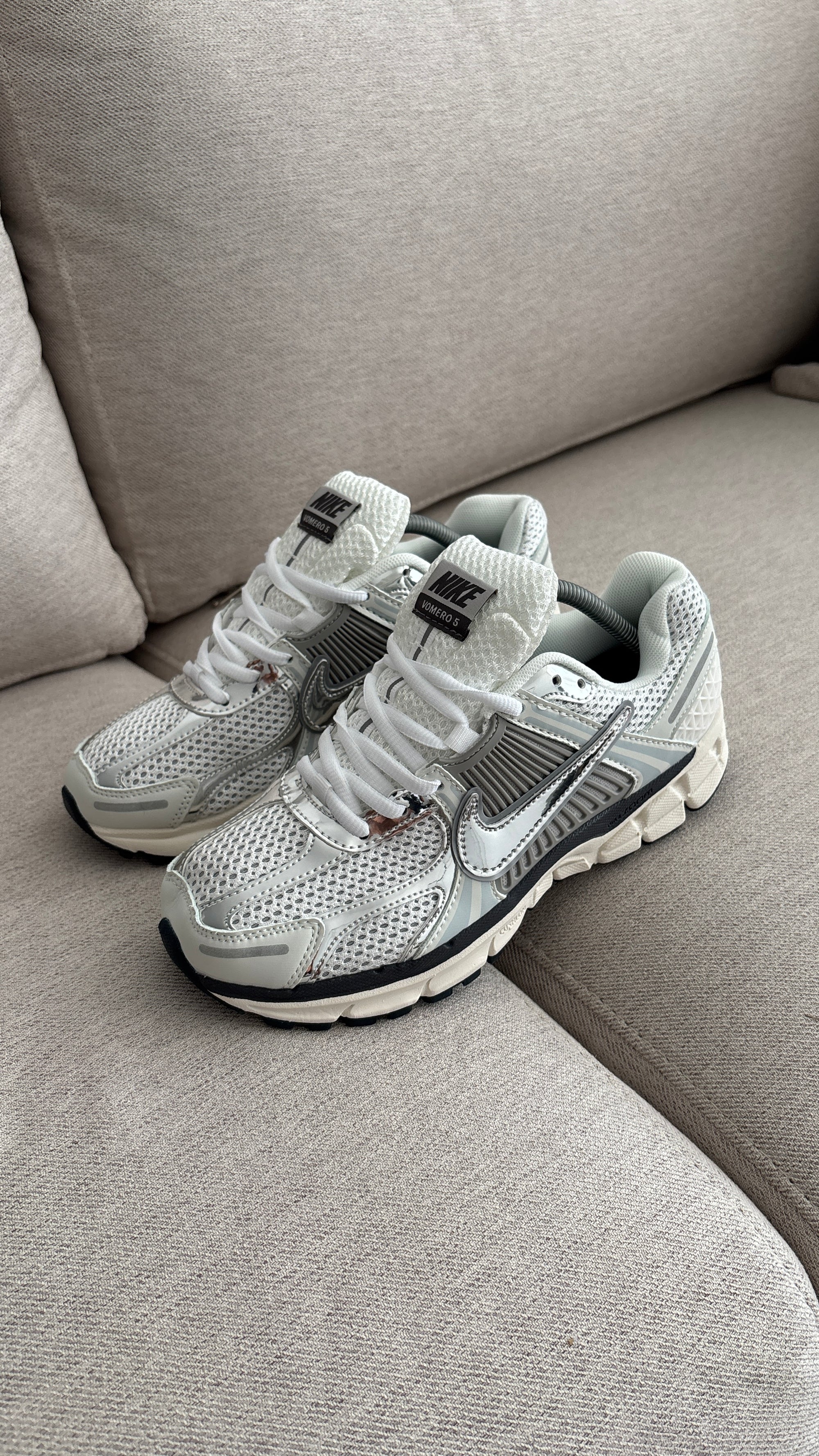 NIKE VOMERO PLATA