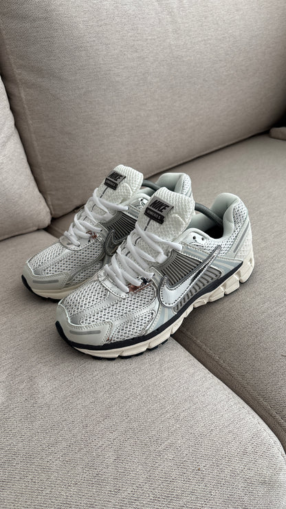 NIKE VOMERO PLATA