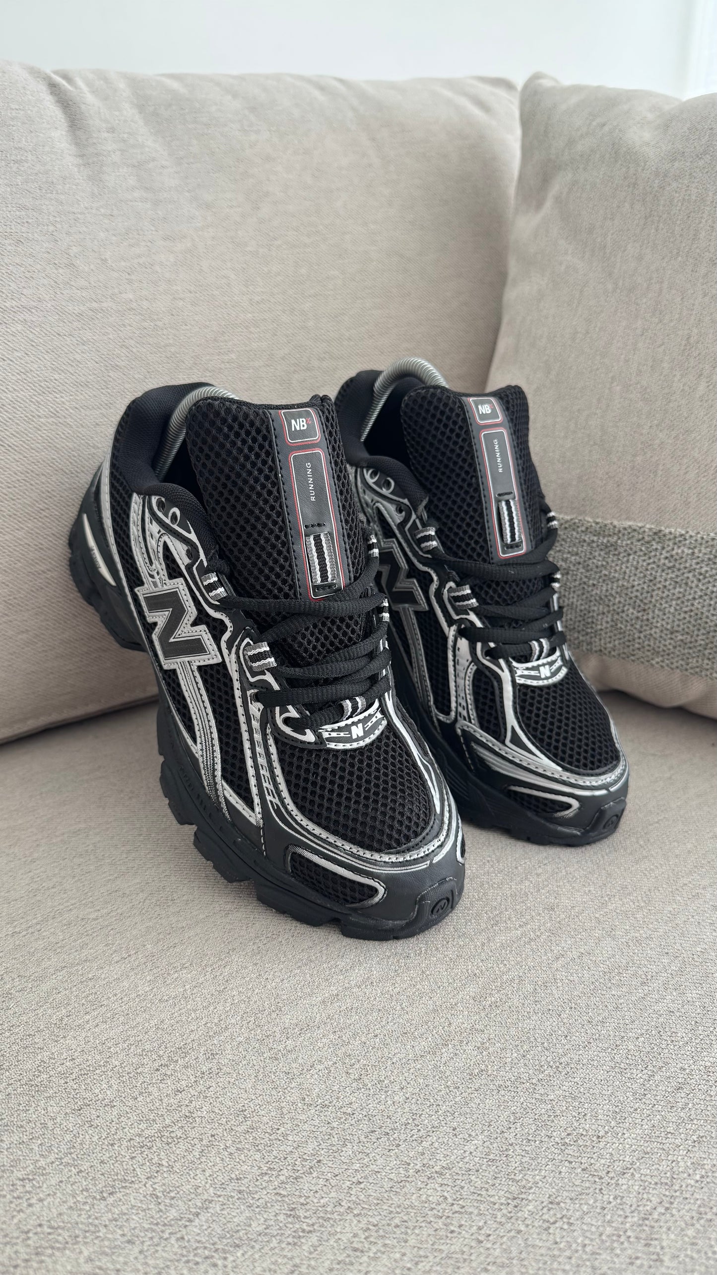 NEW BALANCE 740 NEGRA PLATA