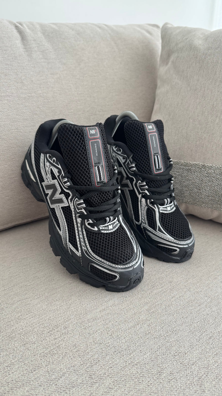 NEW BALANCE 740 NEGRA PLATA