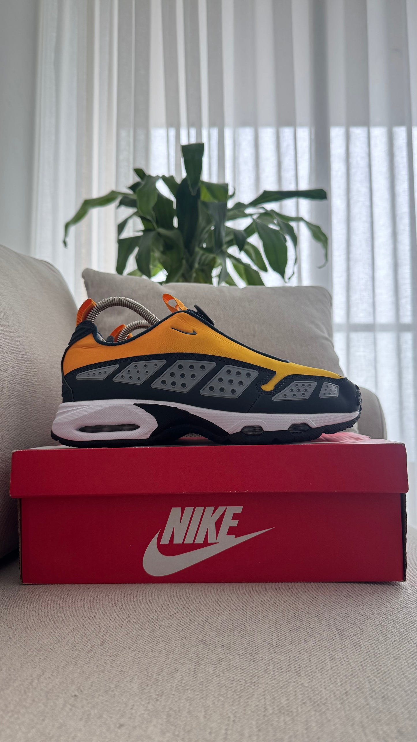 NIKE SUNDER NARANJA NEGRO