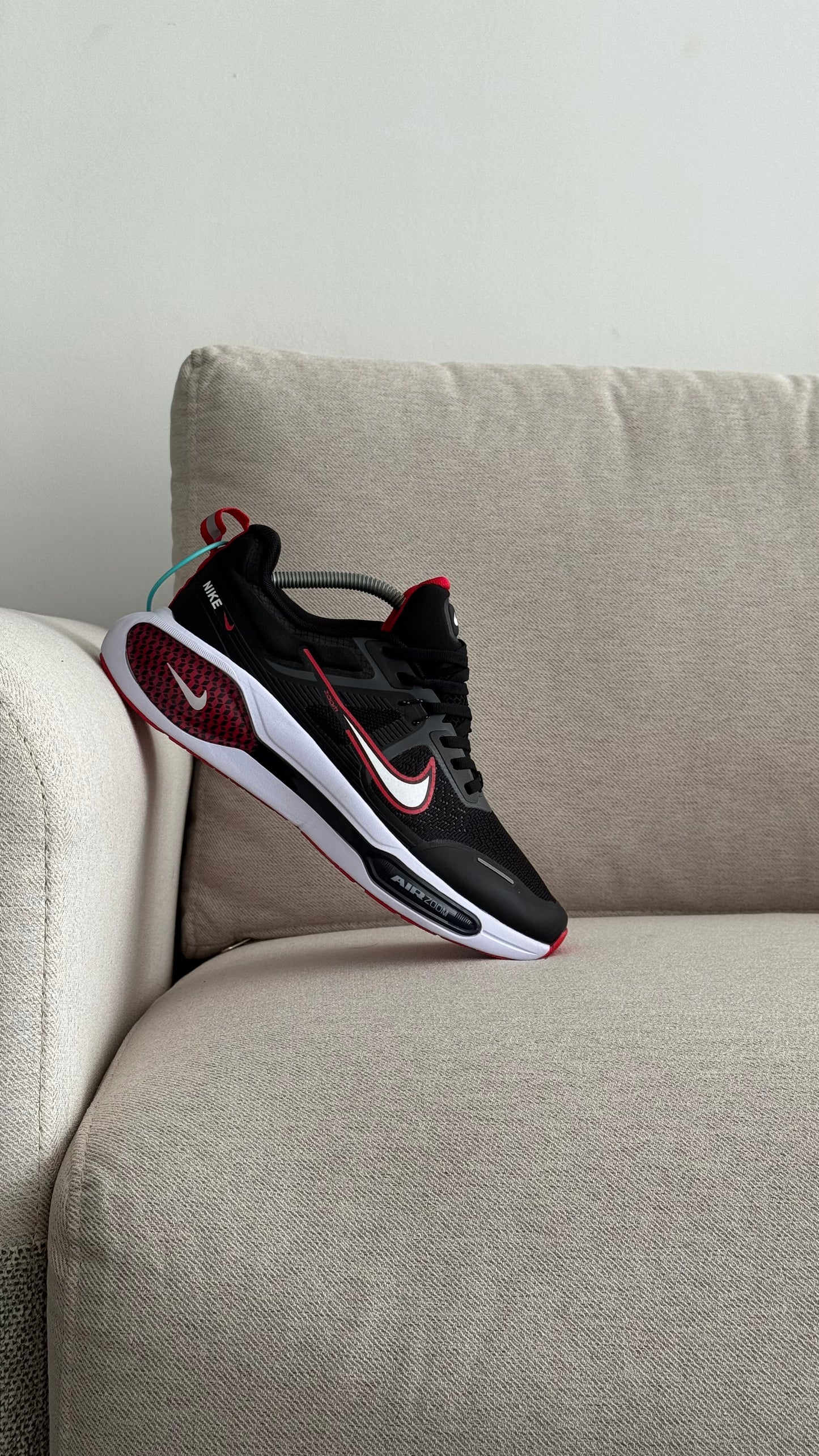 NIKE TENIS NEGRO ROJO