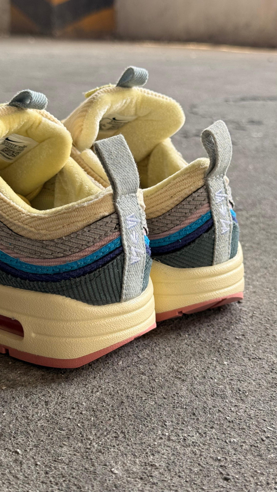 NIKE 2000 BEIGE COLOR