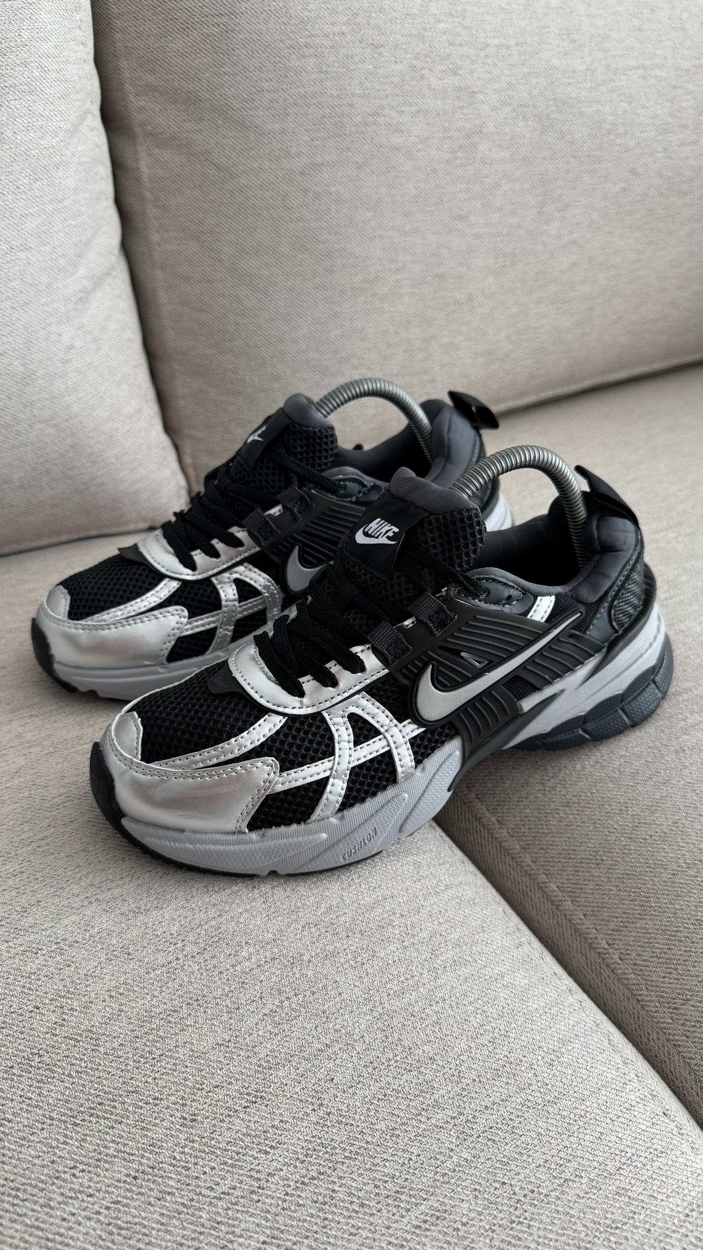 NIKE V2K NEGRO PLATA