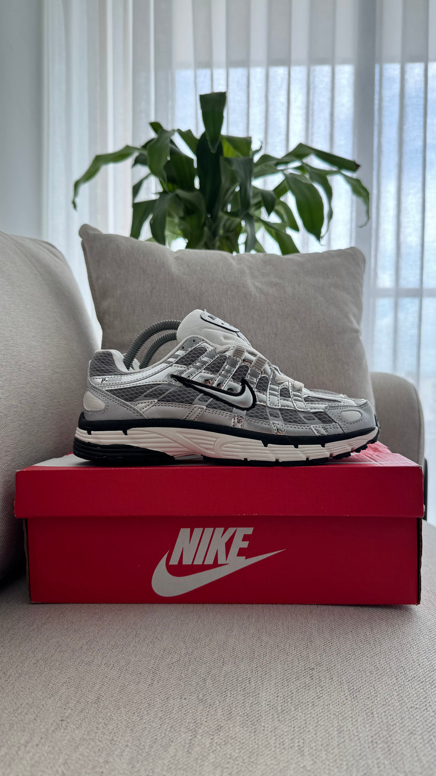 NIKE P6000 PLATEADO