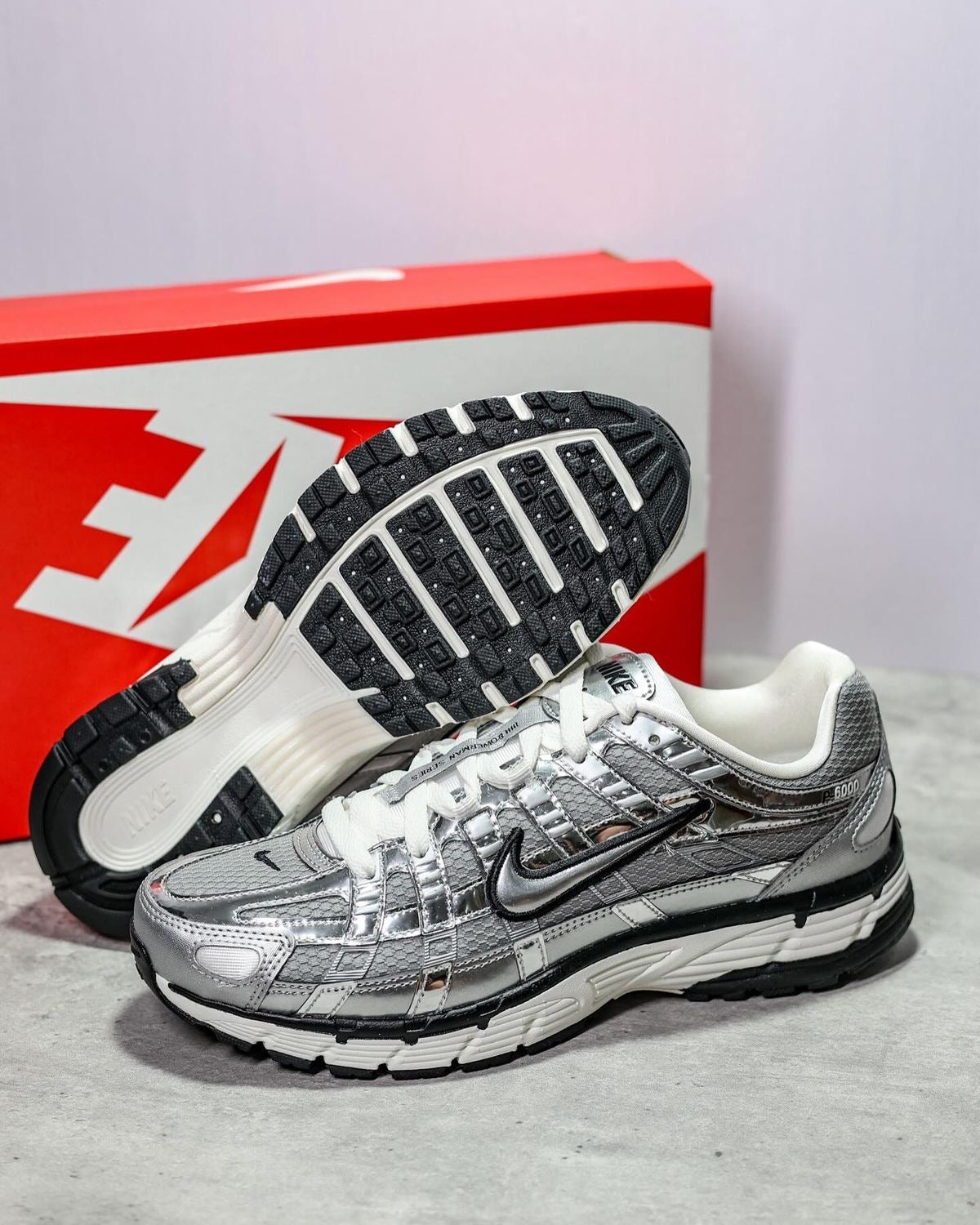 NIKE P600 PLATEADO