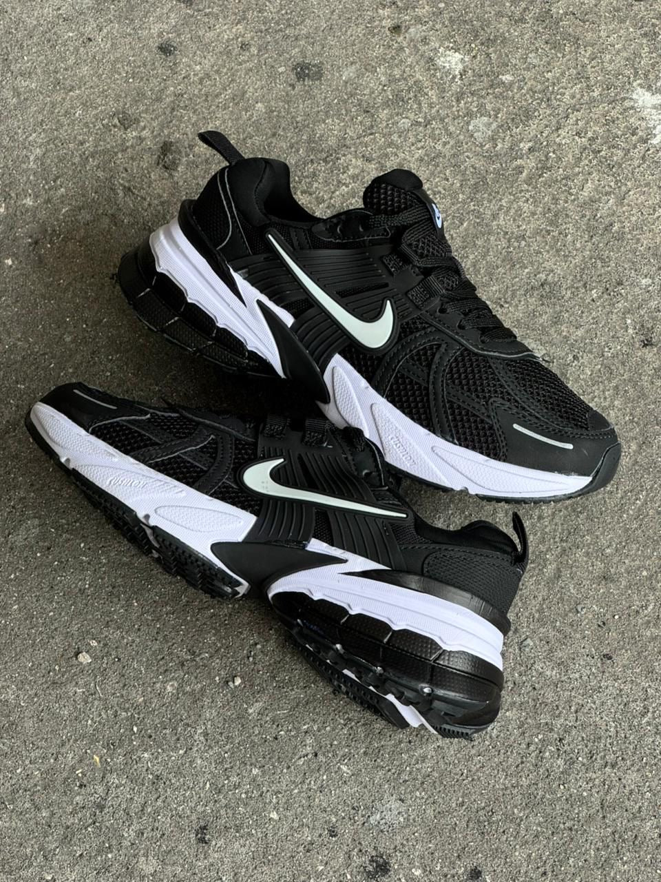 NIKE V2K NEGRO BLANCO