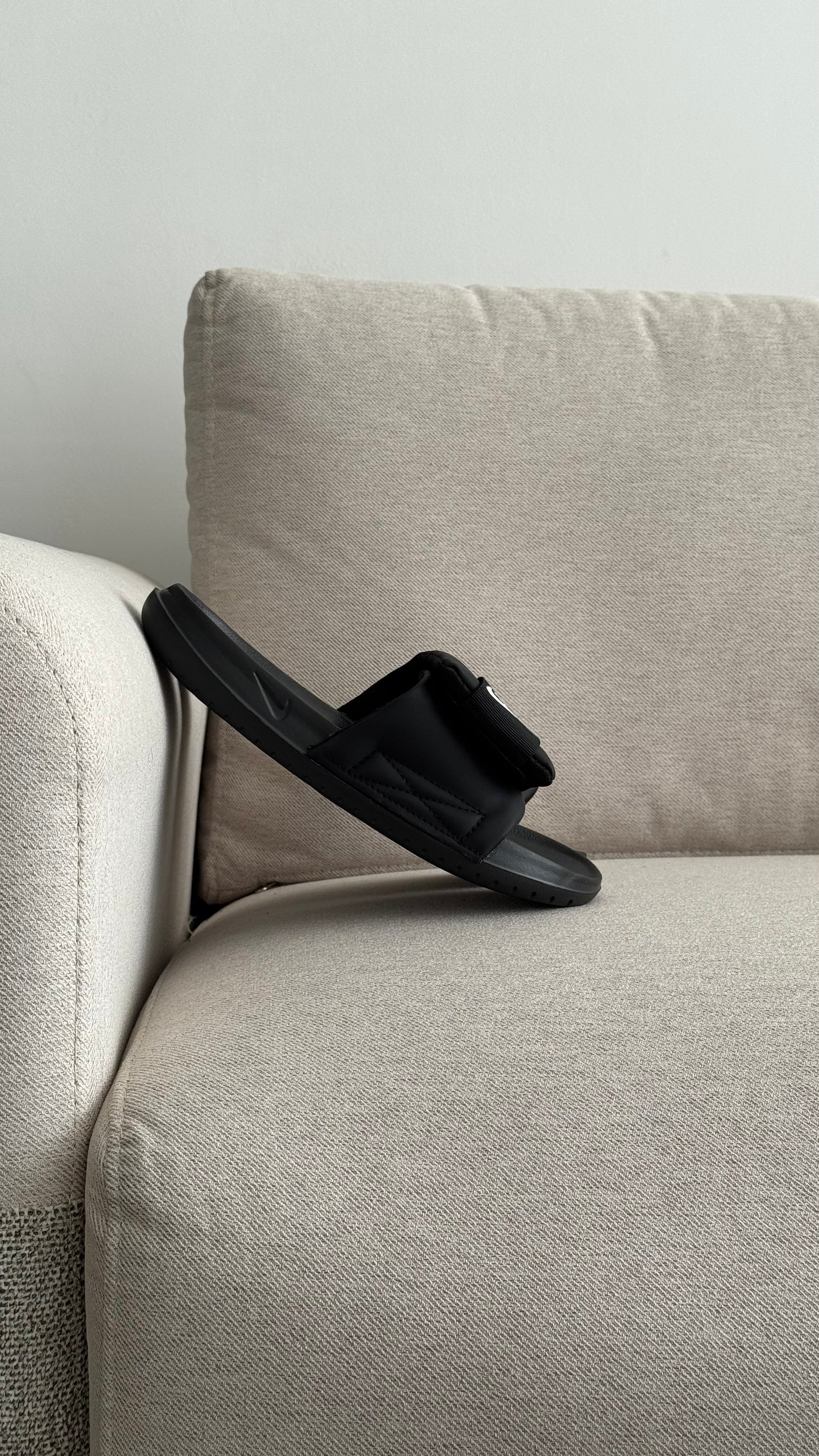 NIKE PANTUFLA NEGRA