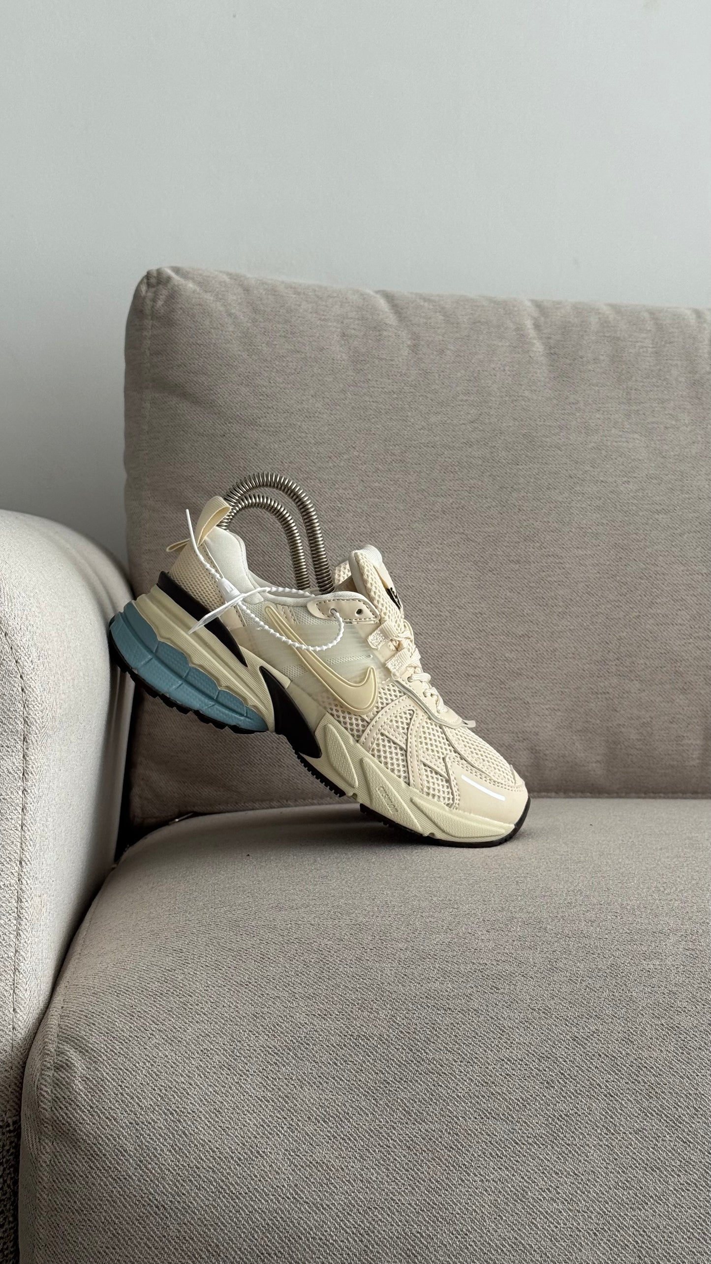 NIKE V2K BEIGE CREMA