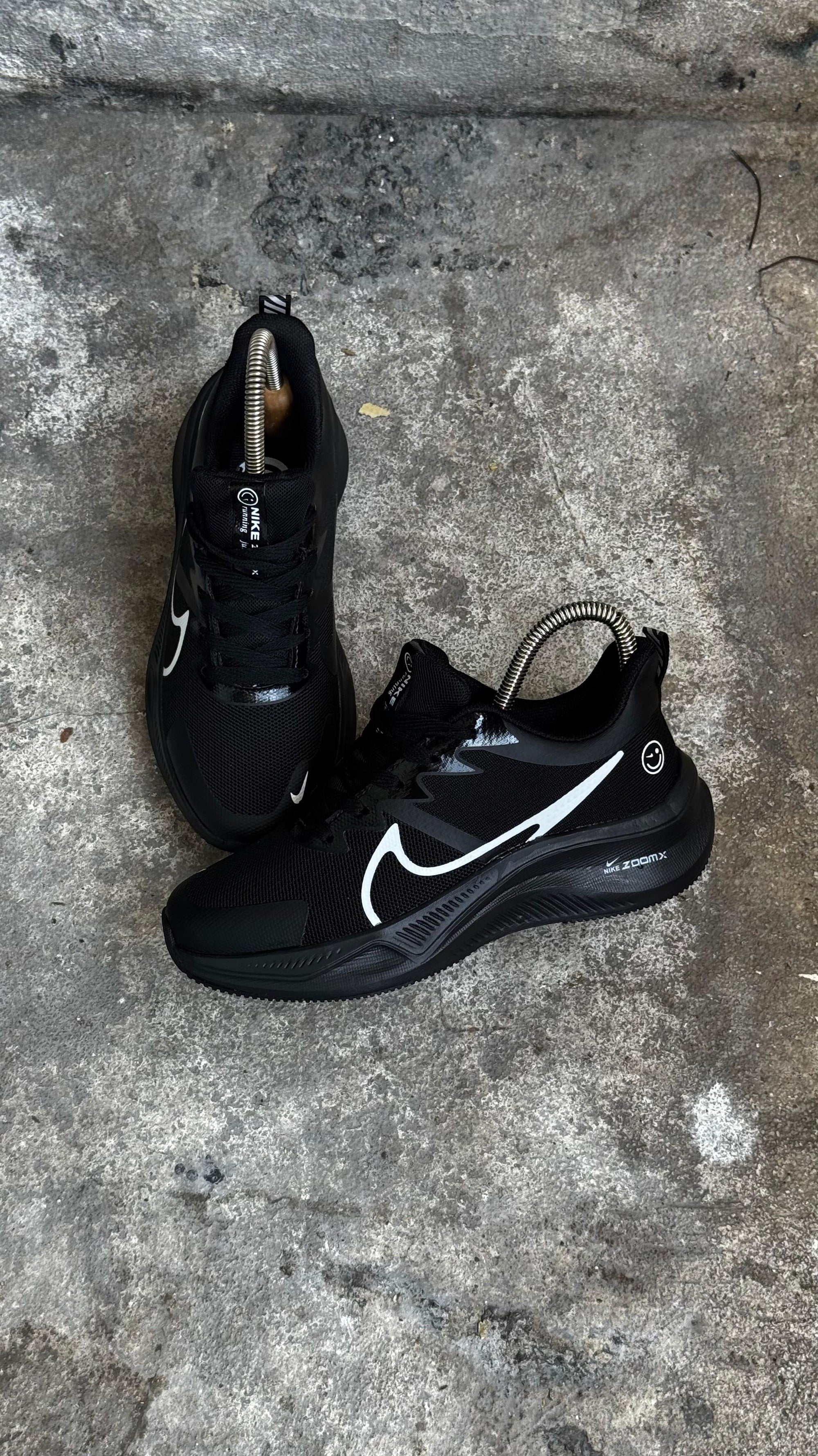 NIKE ZOOM CARITA NEGRO CHULO BLANCO