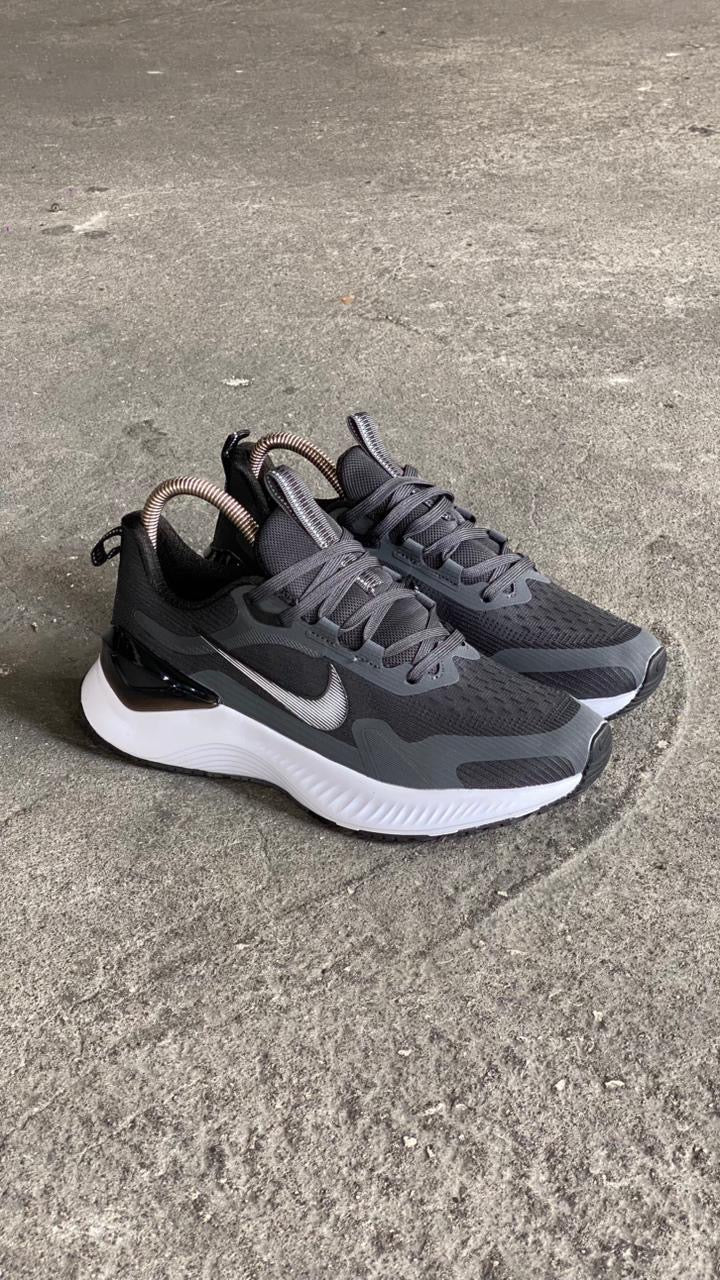 NIKE DIAMANTE NEGRO BLANCO