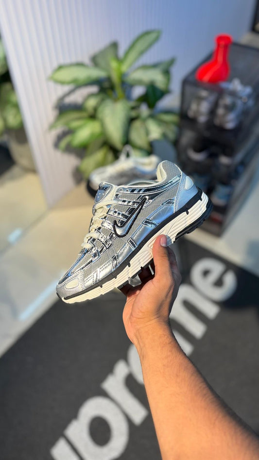 NIKE P600 PLATEADO