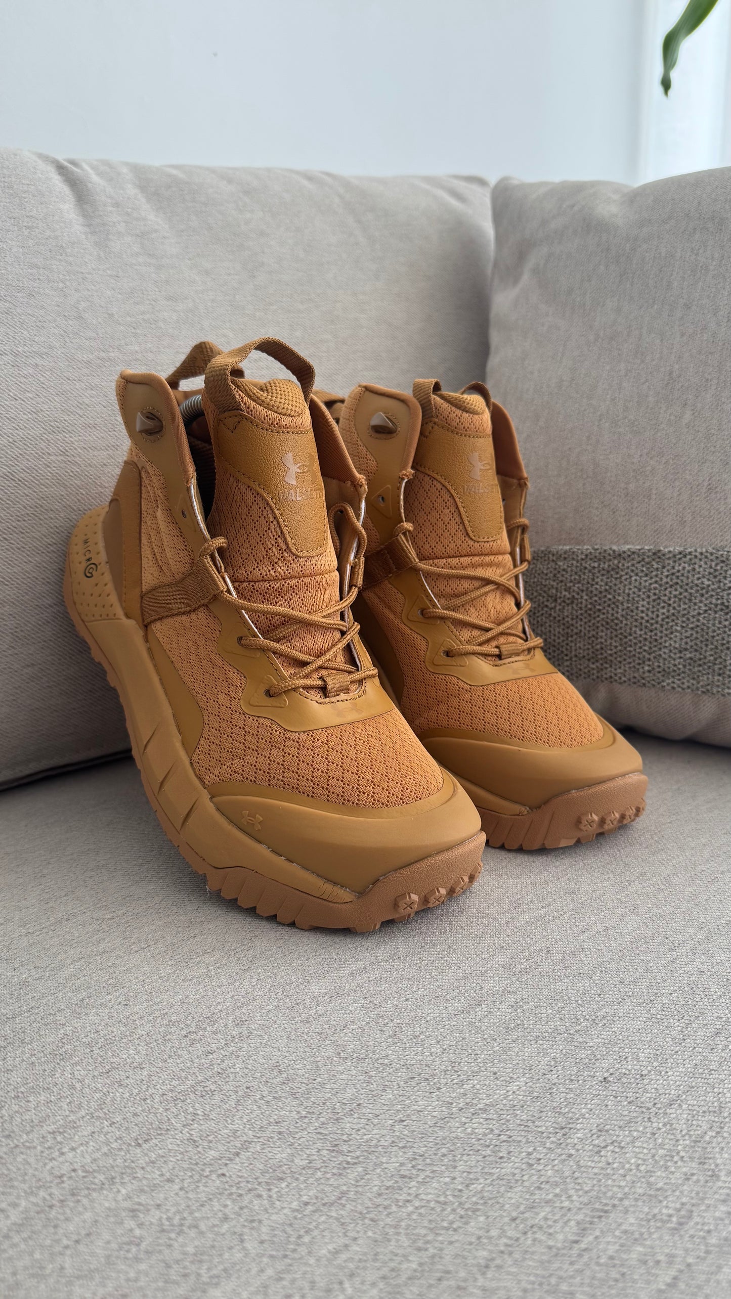 UNDER ARMOUR BOTA CARAMELO