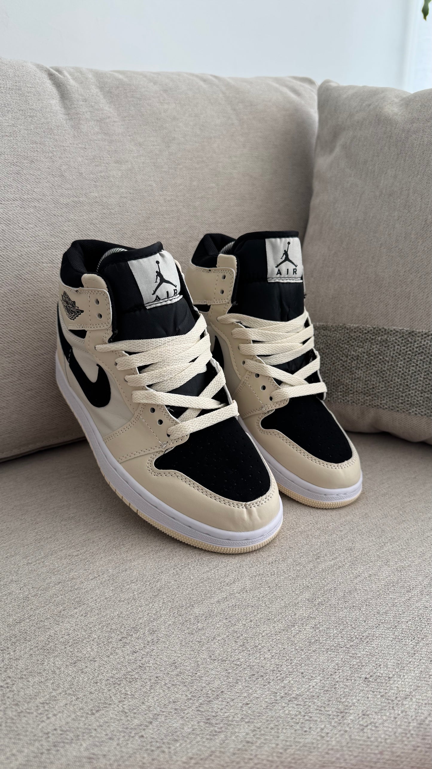 NIKE  JORDAN RETRO 1 BEIGE