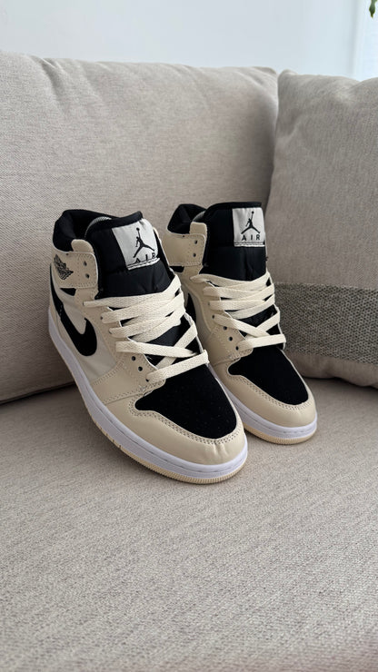 NIKE  JORDAN RETRO 1 BEIGE