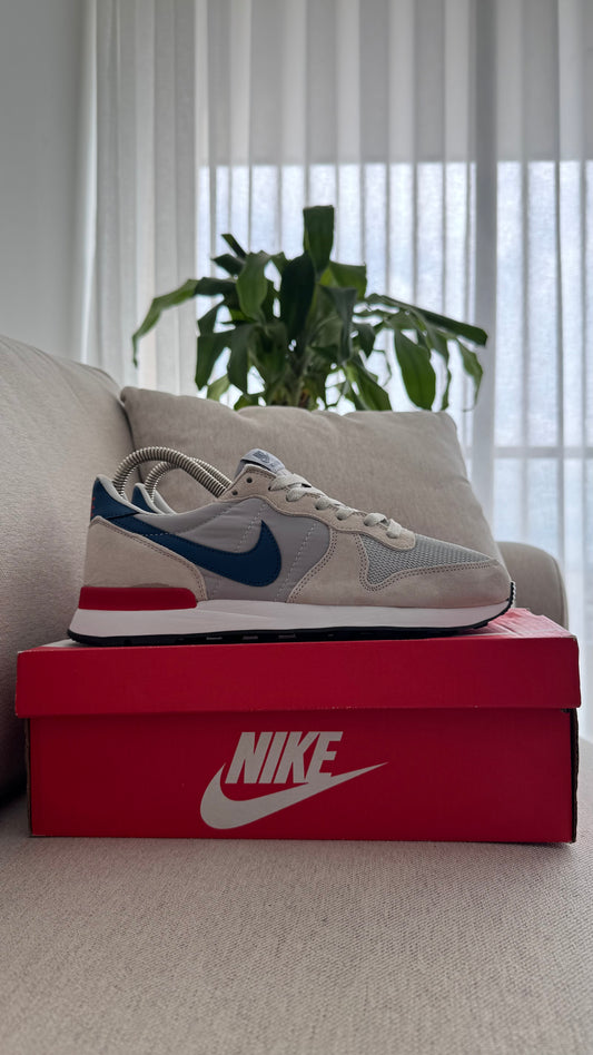 NIKE INTERNACIONAL BEIGE AZUL
