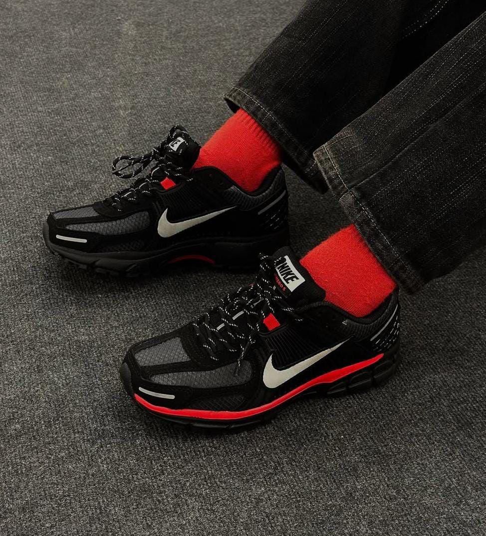NIKE VOMERO NEGRO ROJO