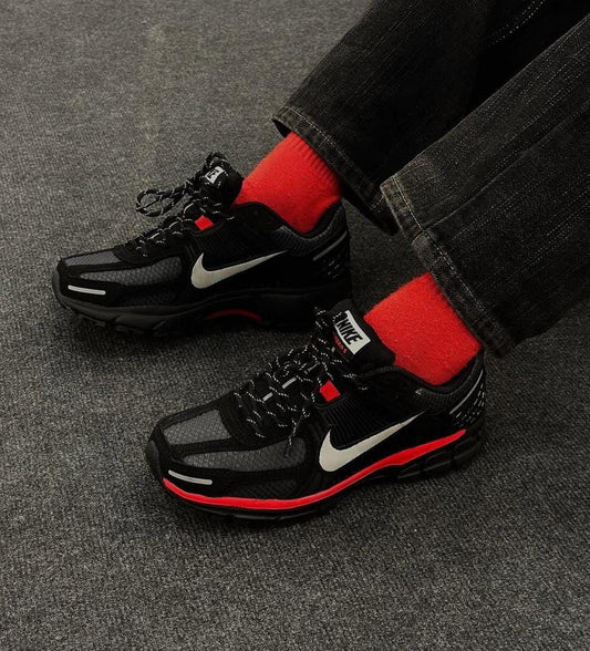 NIKE VOMERO NEGRO ROJO