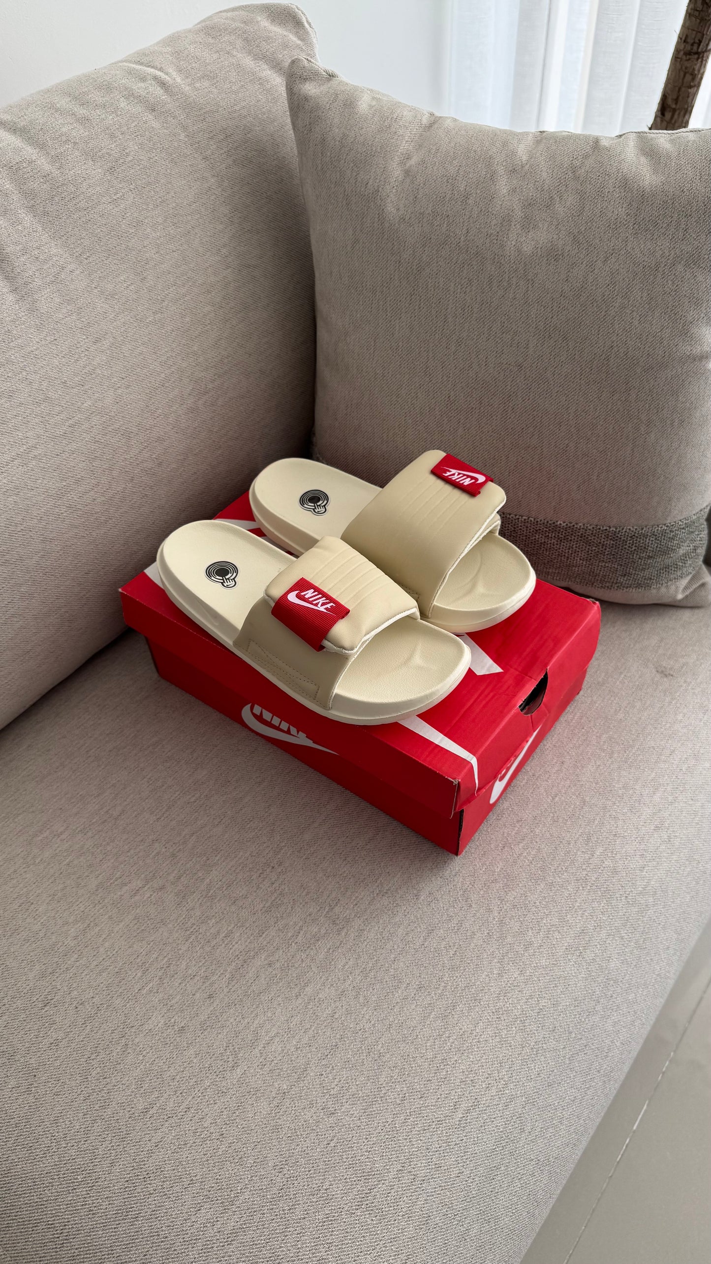 NIKE CHANCLA PANTUFLA BEIGE