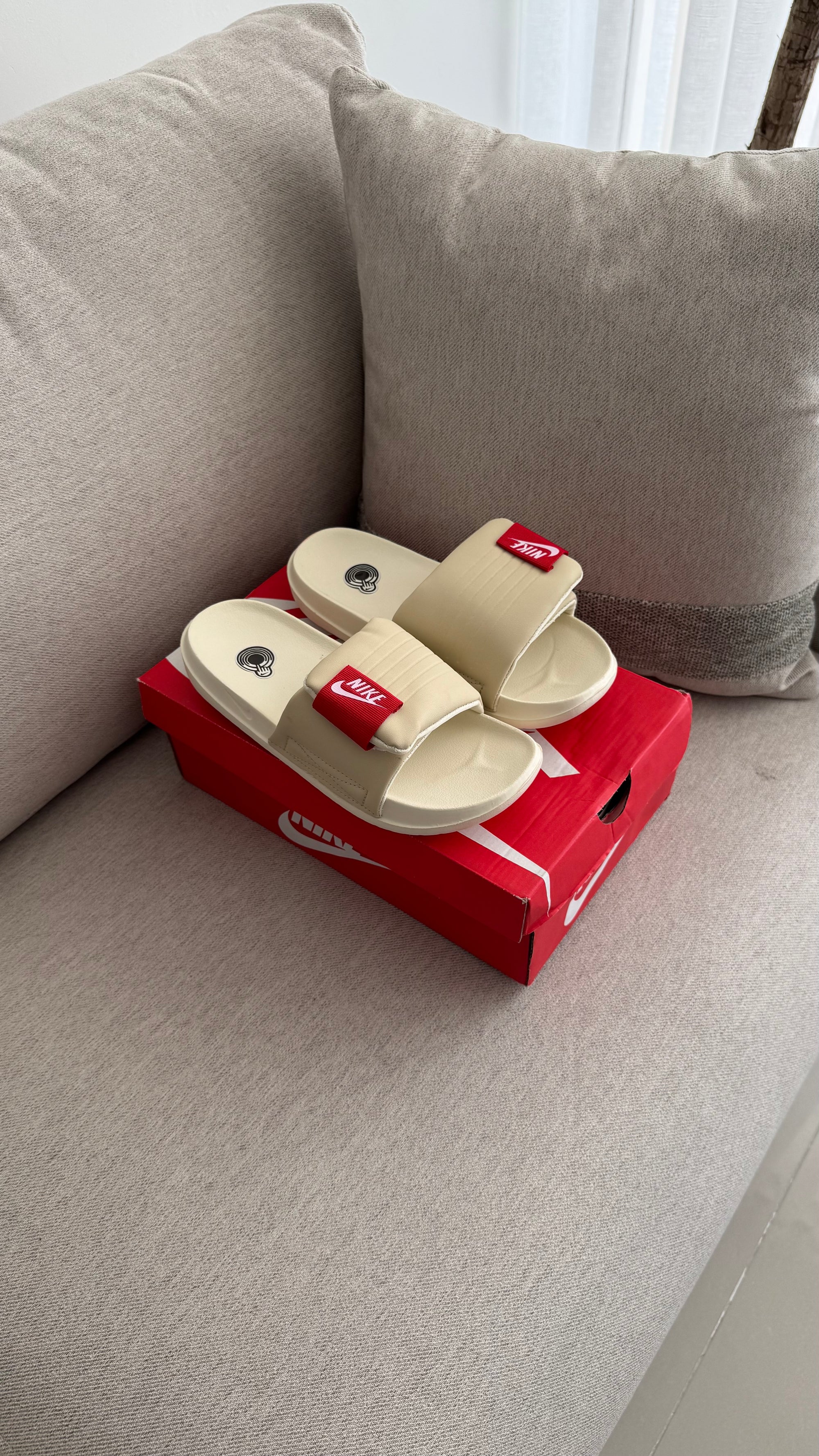 NIKE CHANCLA PANTUFLA BEIGE