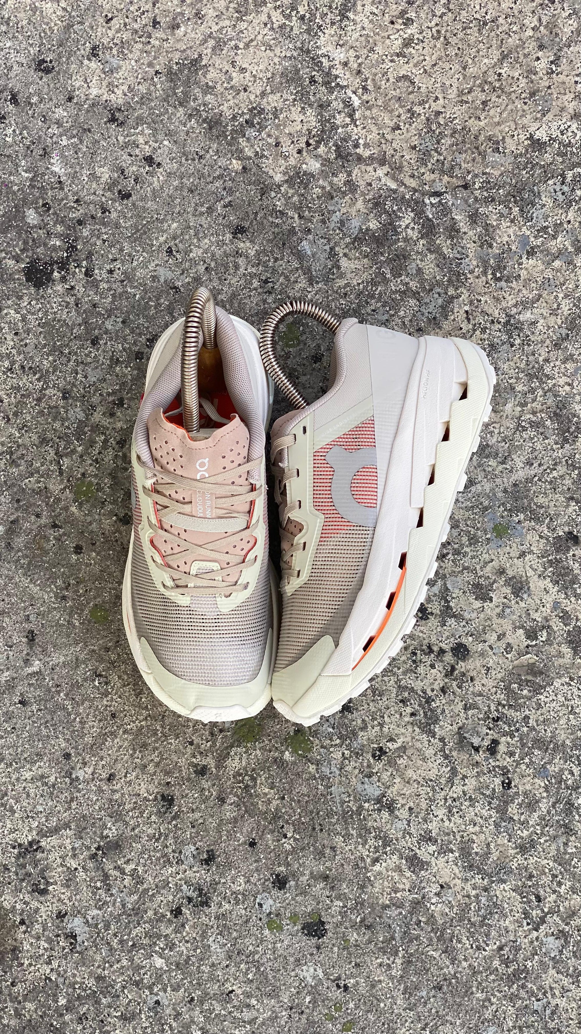 ON RUNNING BEIGE NARANJA