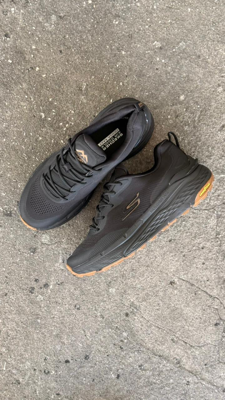 SKETCHERS GYEAR NEGRO CAFE