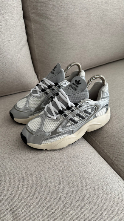 ADIDAS OZMILLEN GRIS NEGRO