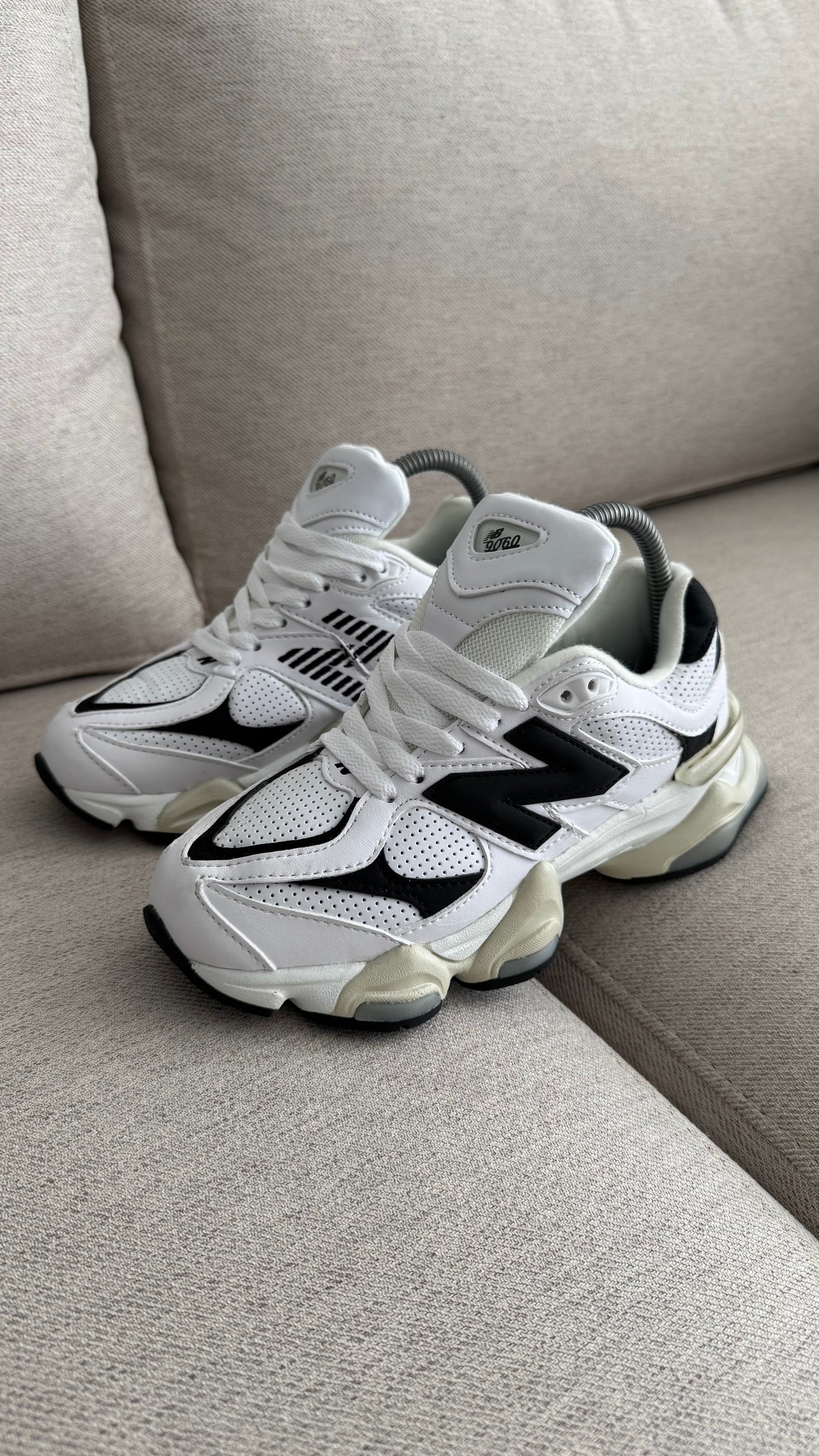NEW BALANCE 9060 BEIGE NEGRO