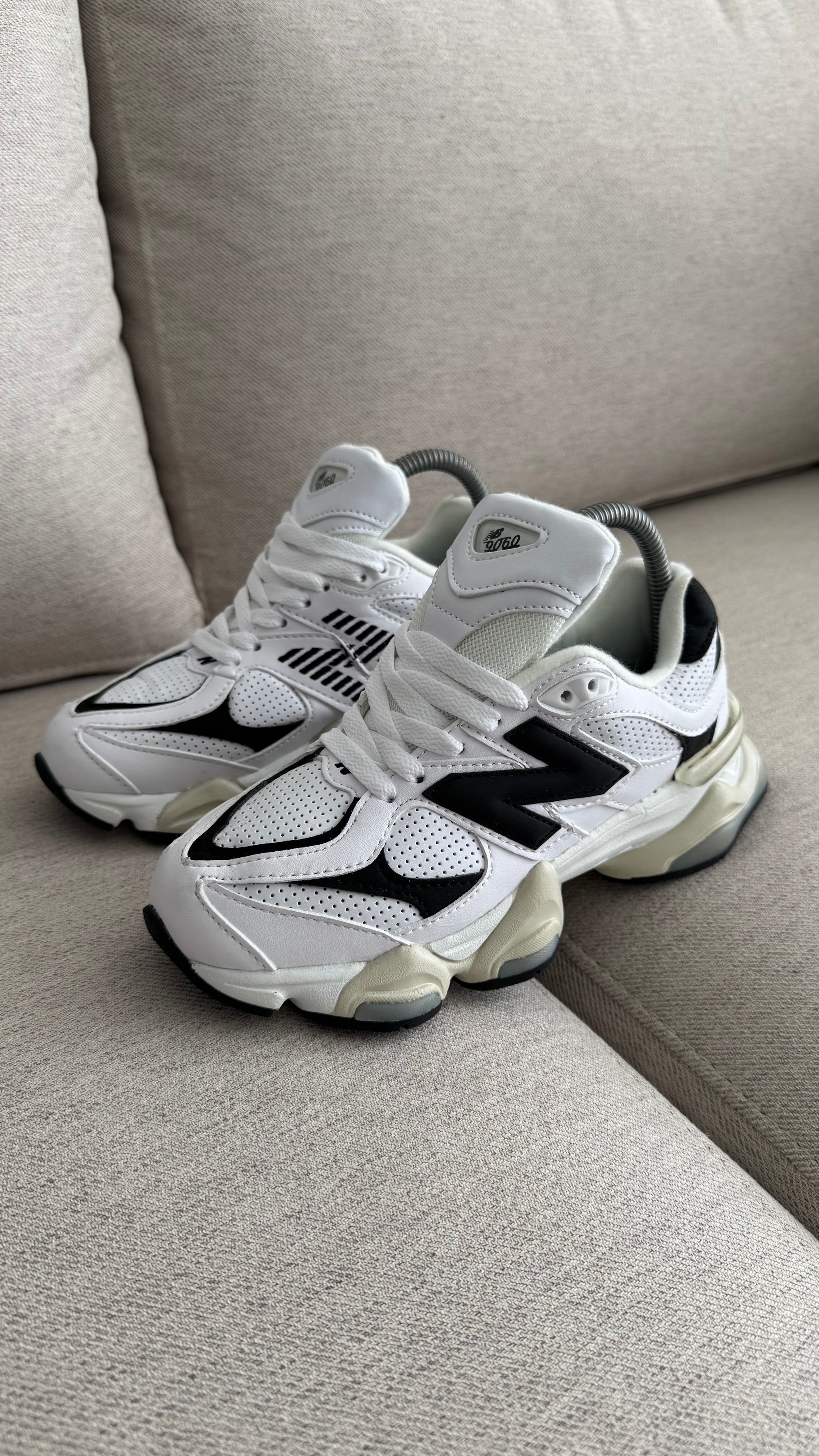 NEW BALANCE 9060 BEIGE NEGRO