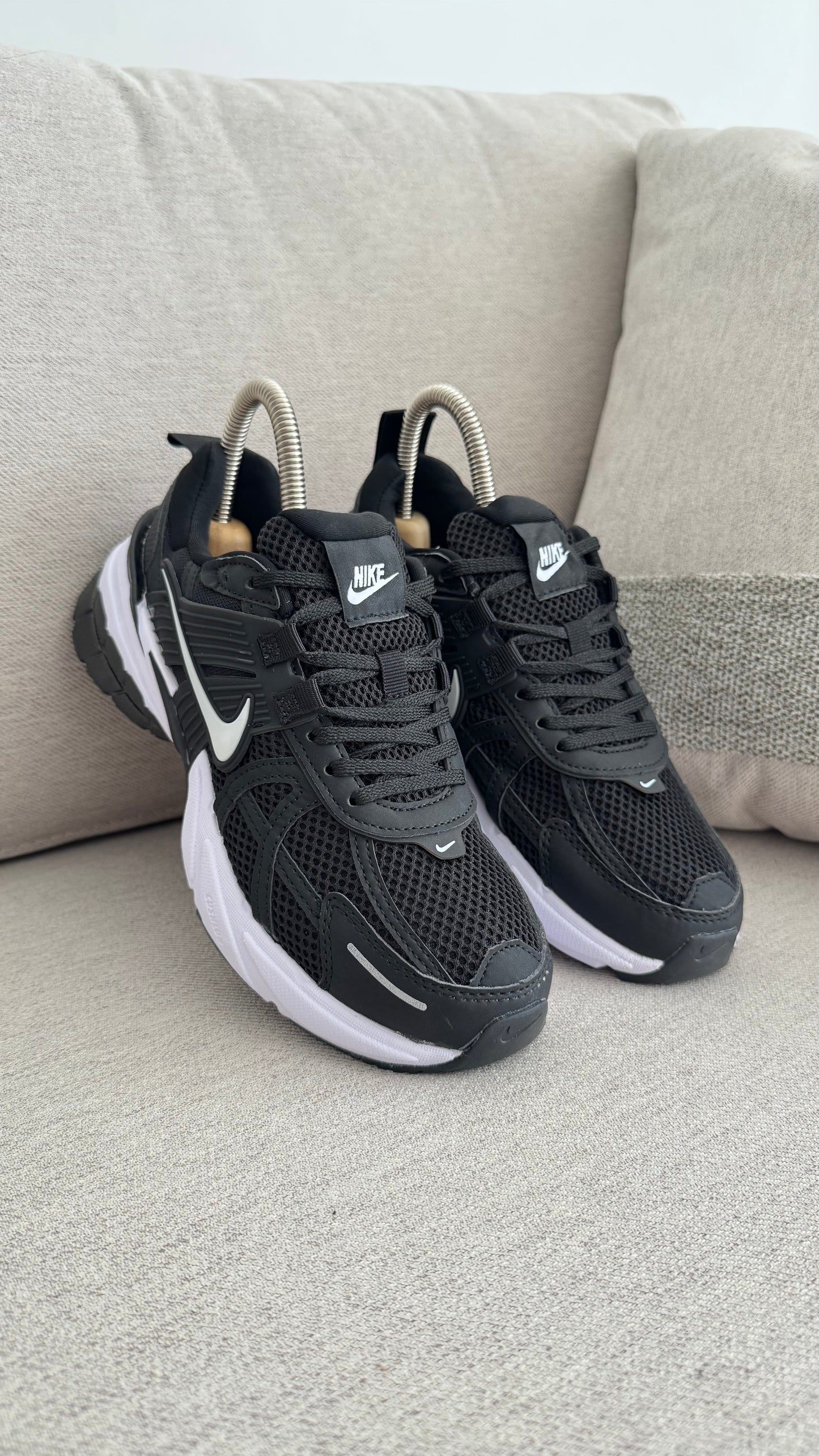 NIKE V2K NEGRO BLANCO