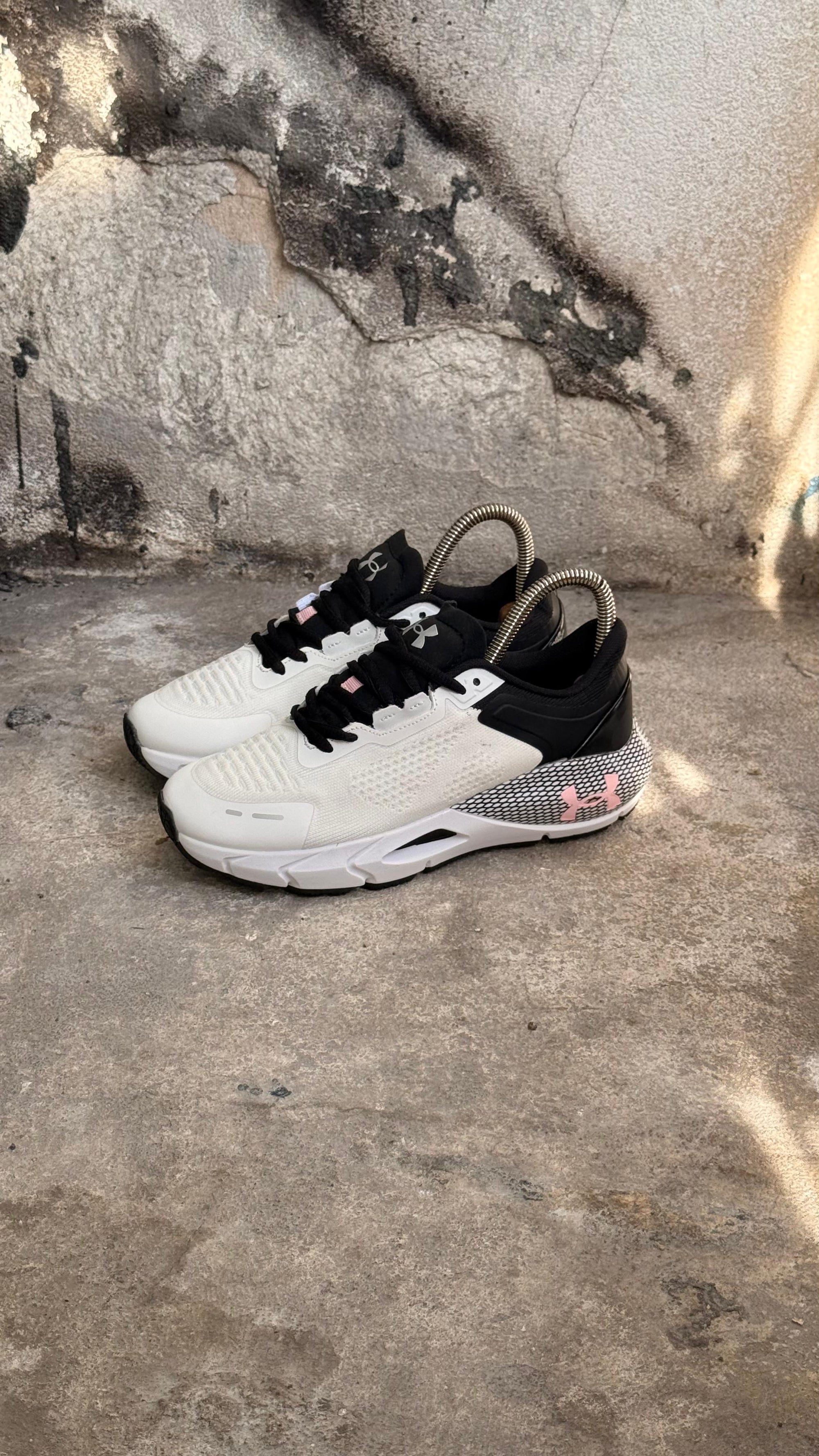 UNDER ARMOUR TENIS BLANCO GRIS ROSA