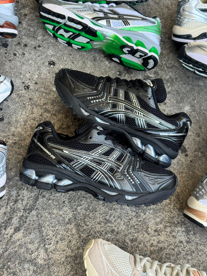 ASICS NEGRO LINEA BLANCA